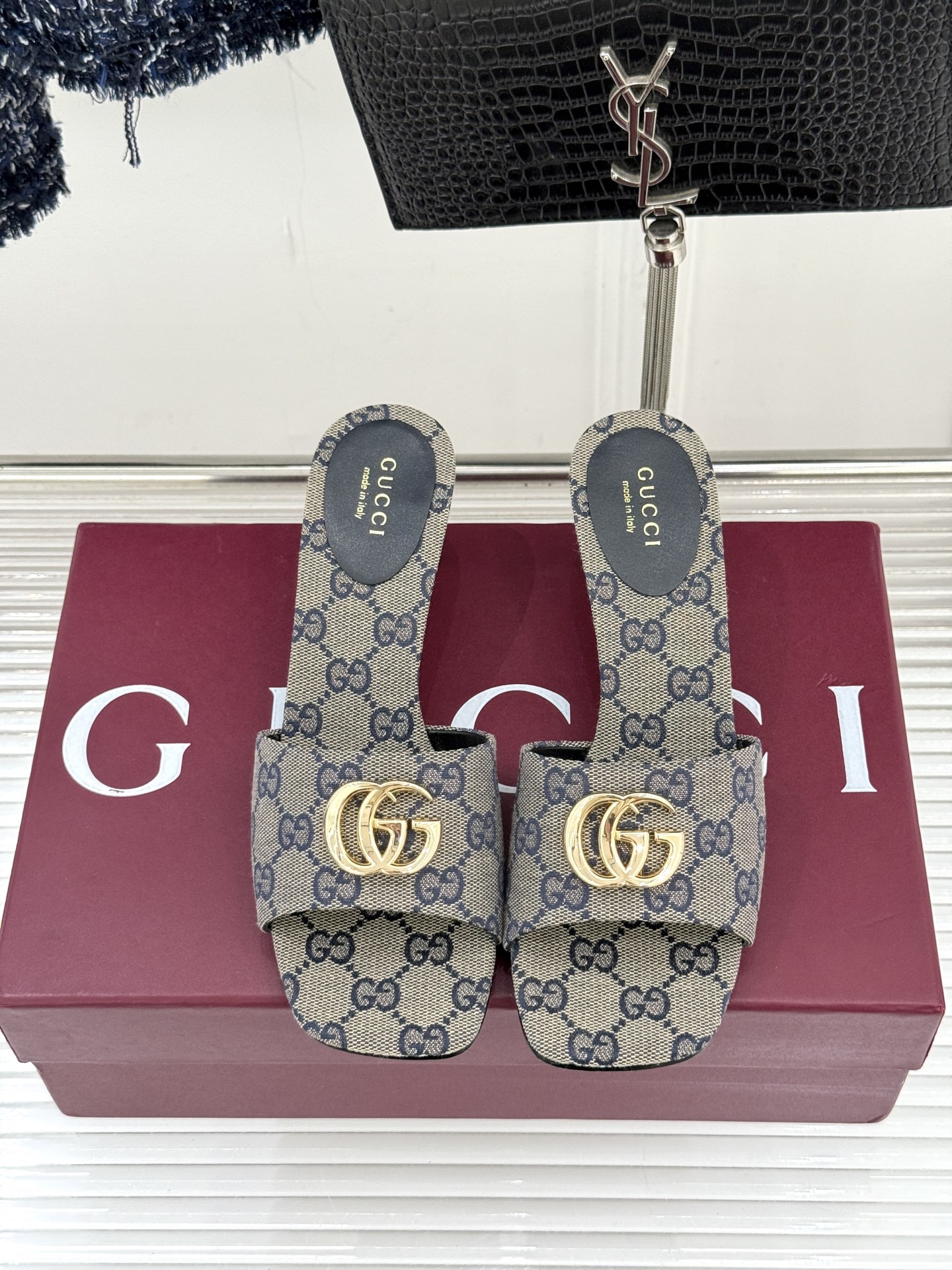 Gucci/古驰经典一字带双G金属扣粗跟拖鞋经典双G金属扣搭配简约一字带设计是鞋履的灵魂高光 简约却自带