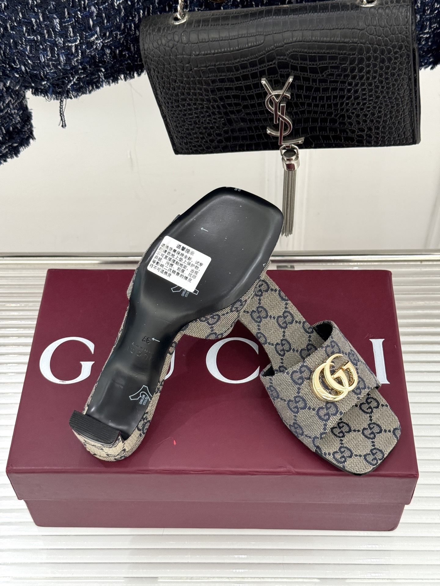 Gucci/古驰经典一字带双G金属扣粗跟拖鞋经典双G金属扣搭配简约一字带设计是鞋履的灵魂高光 简约却自带