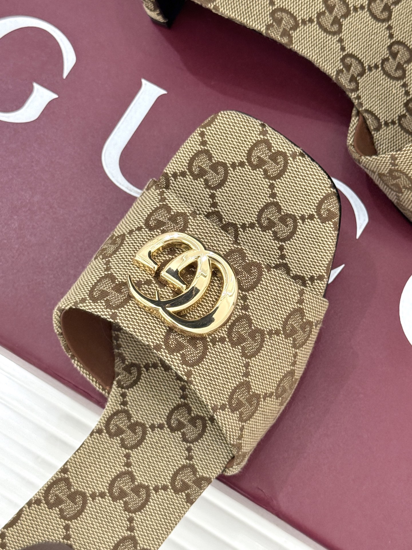 Gucci/古驰经典一字带双G金属扣粗跟拖鞋经典双G金属扣搭配简约一字带设计是鞋履的灵魂高光 简约却自带