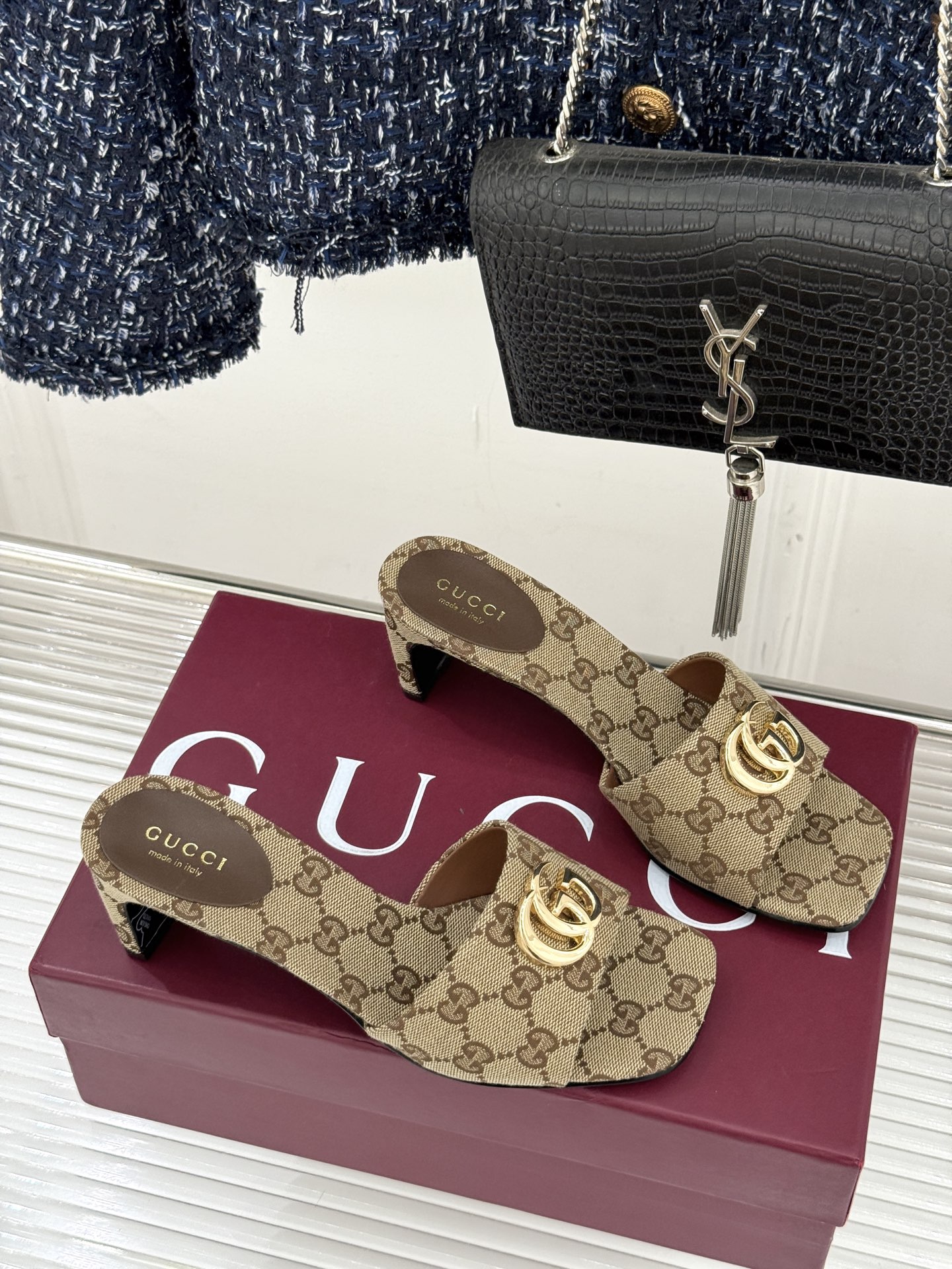 Gucci/古驰经典一字带双G金属扣粗跟拖鞋经典双G金属扣搭配简约一字带设计是鞋履的灵魂高光 简约却自带