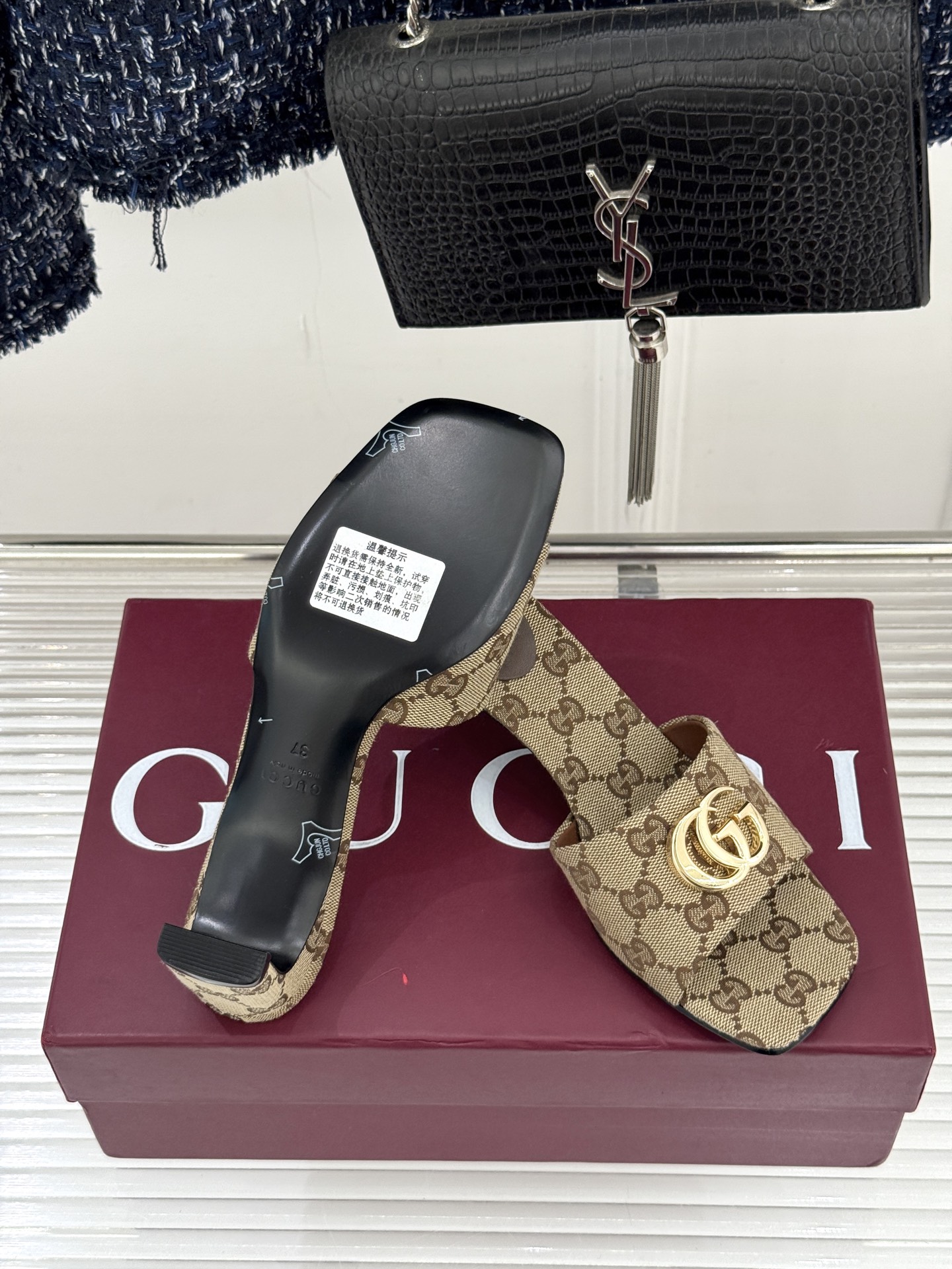 Gucci/古驰经典一字带双G金属扣粗跟拖鞋经典双G金属扣搭配简约一字带设计是鞋履的灵魂高光 简约却自带