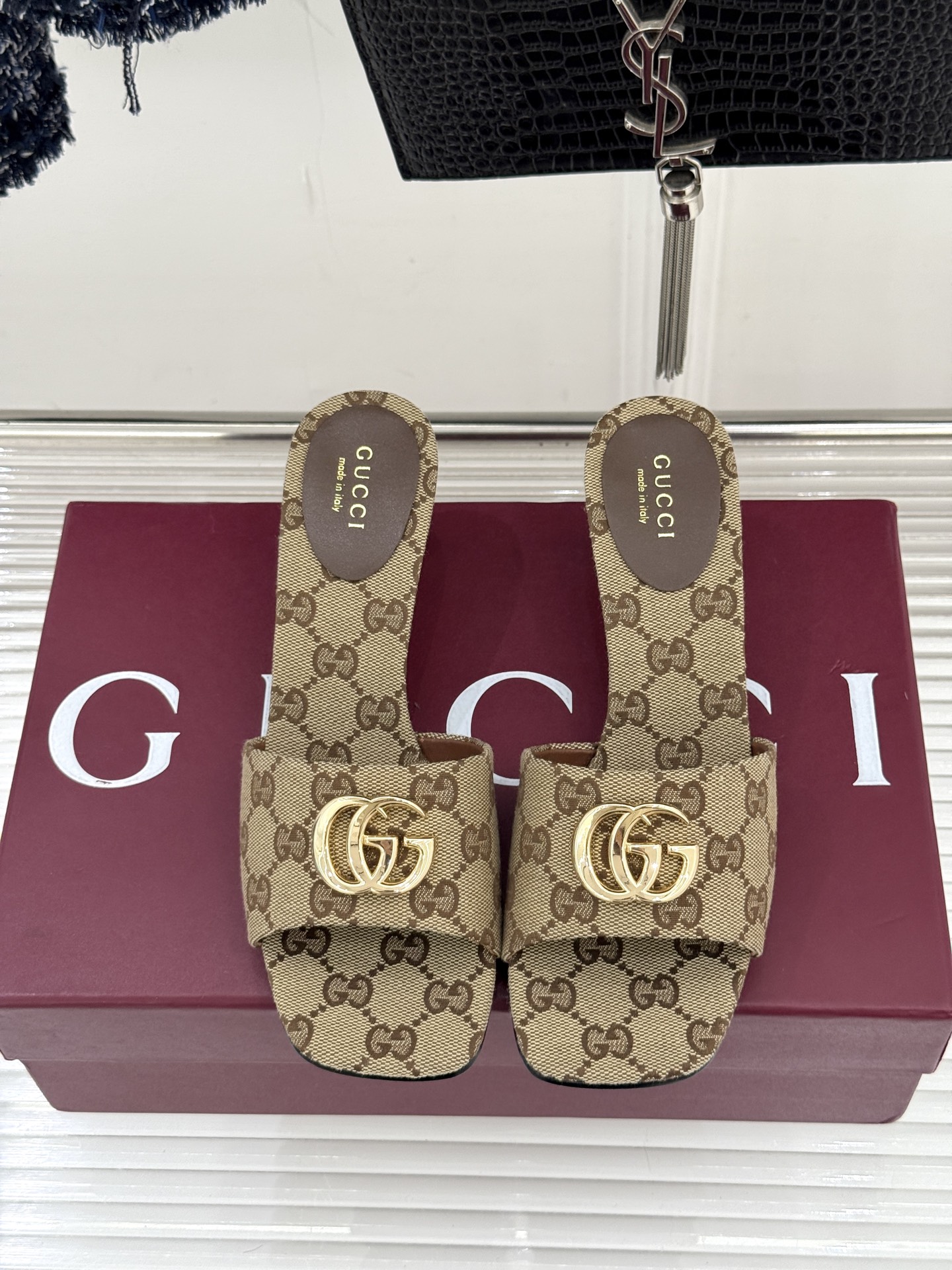 Gucci/古驰经典一字带双G金属扣粗跟拖鞋经典双G金属扣搭配简约一字带设计是鞋履的灵魂高光 简约却自带
