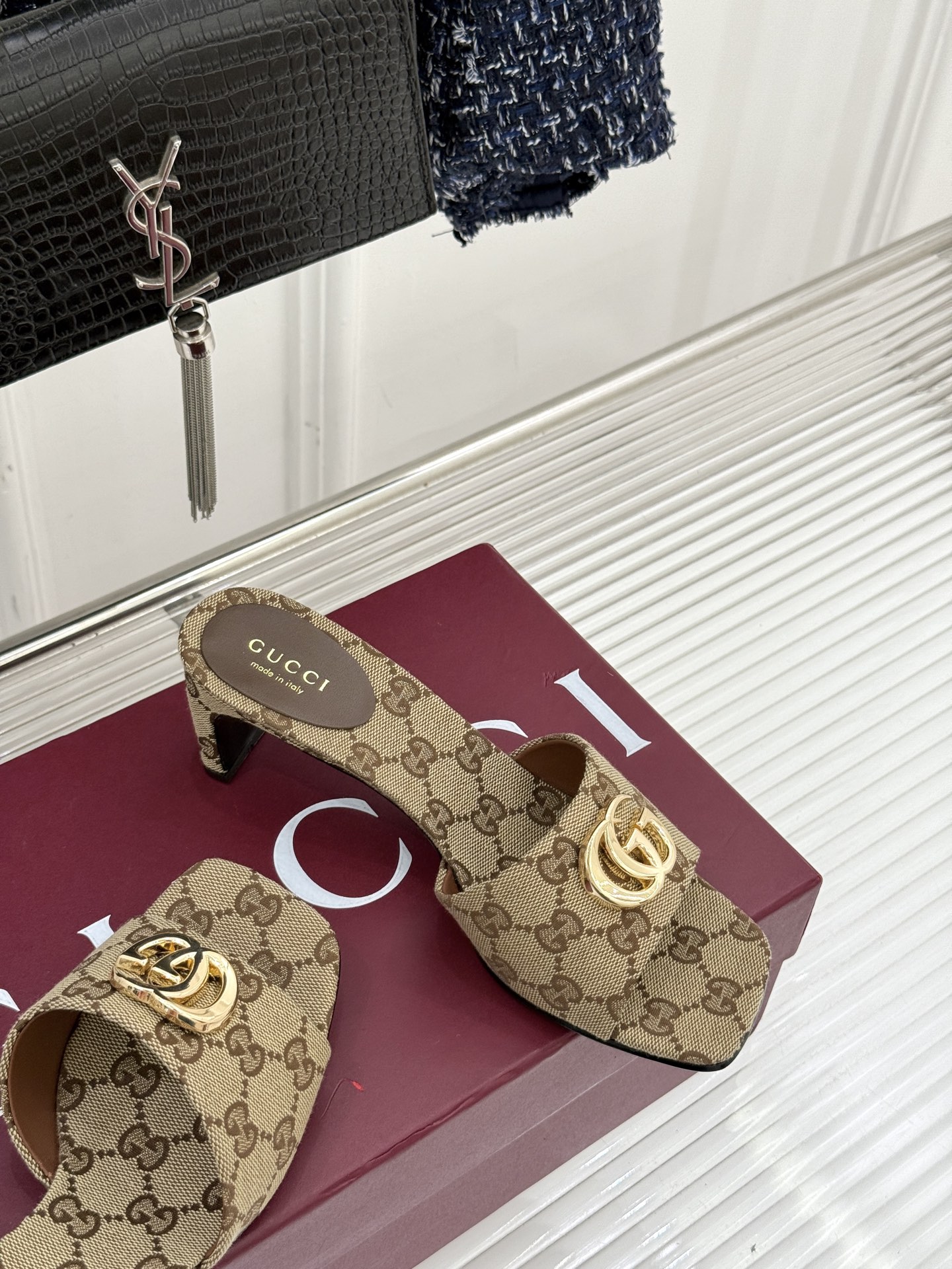 Gucci/古驰经典一字带双G金属扣粗跟拖鞋经典双G金属扣搭配简约一字带设计是鞋履的灵魂高光 简约却自带