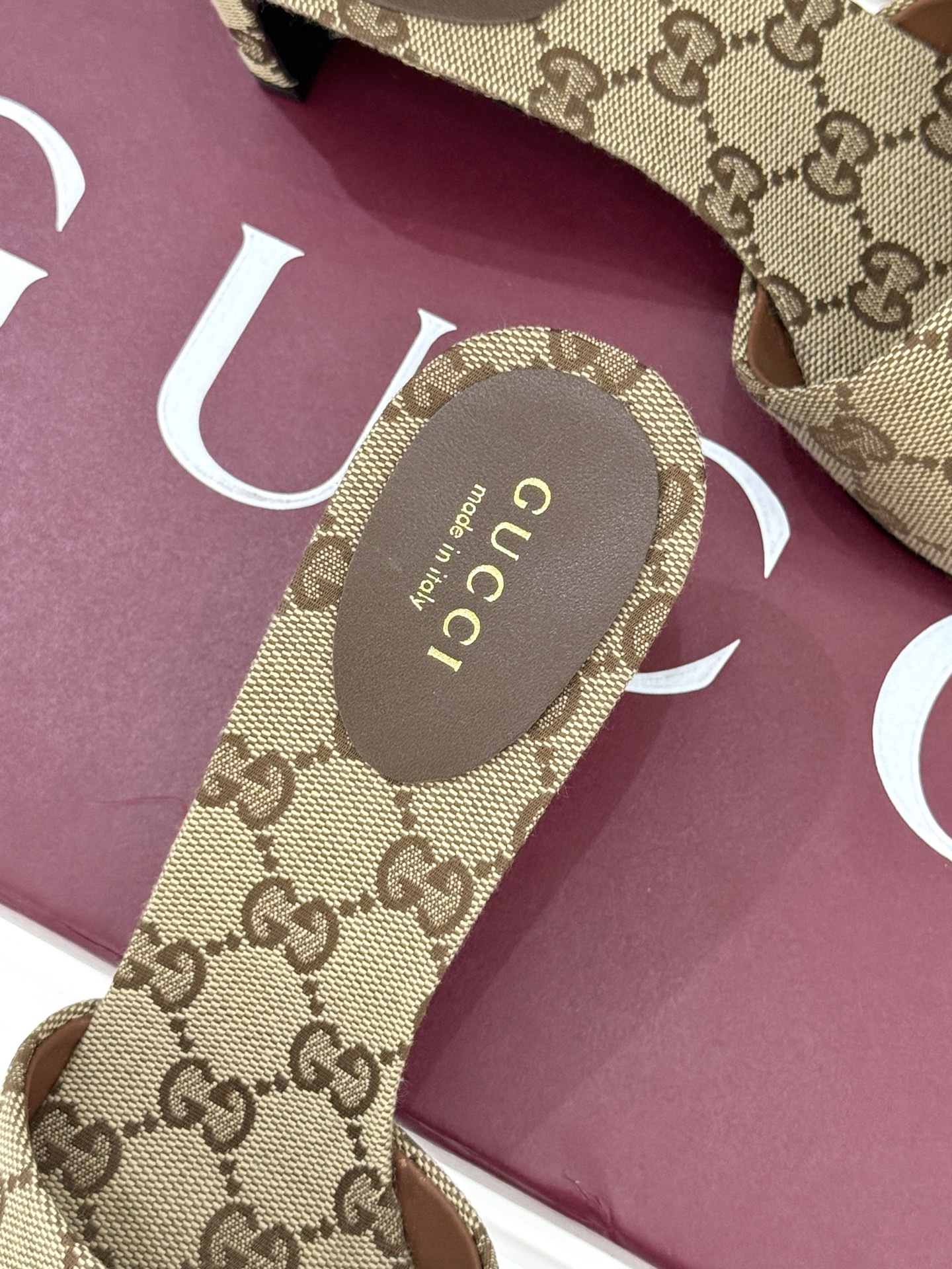 Gucci/古驰经典一字带双G金属扣粗跟拖鞋经典双G金属扣搭配简约一字带设计是鞋履的灵魂高光 简约却自带