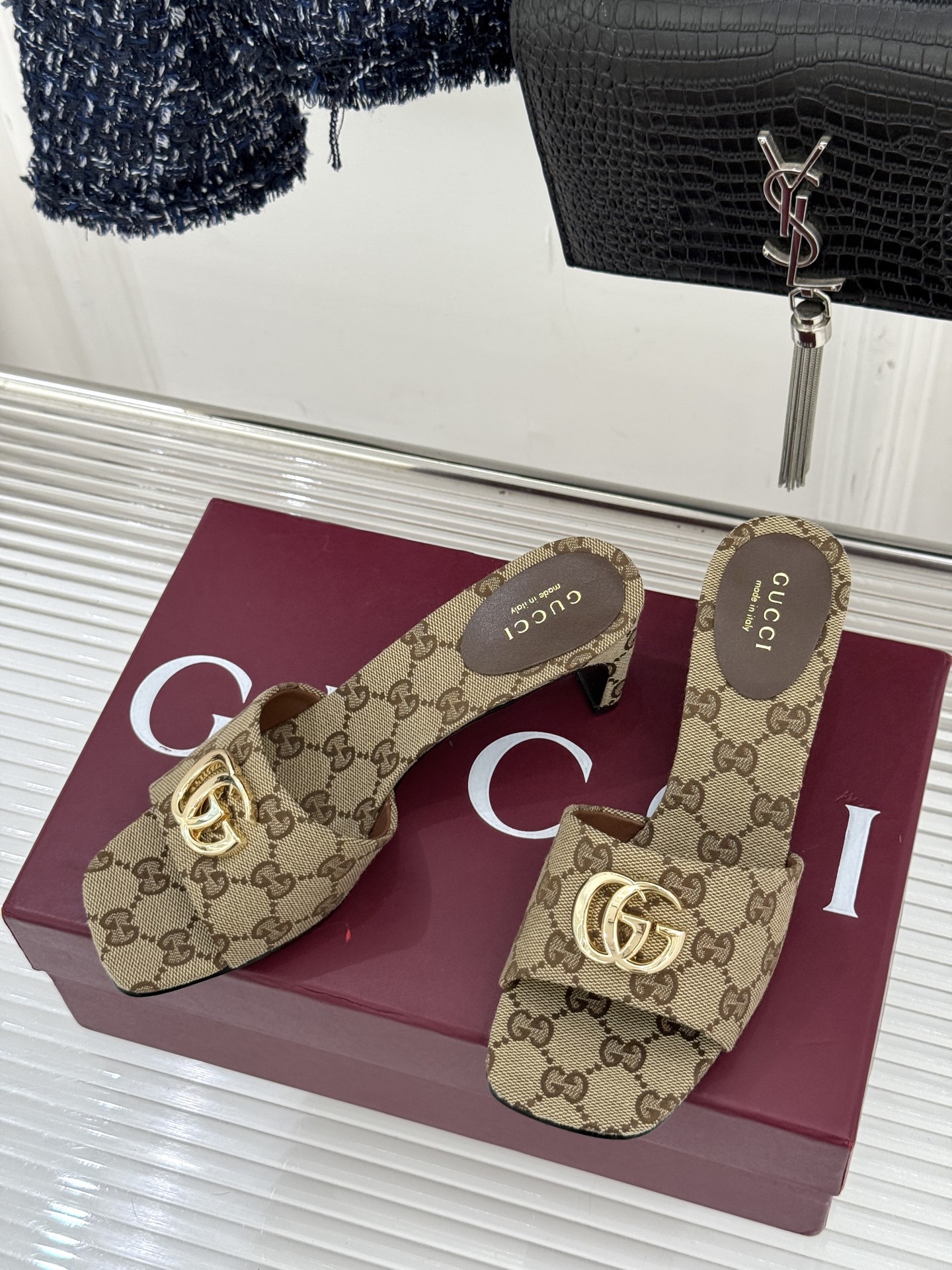 Gucci/古驰经典一字带双G金属扣粗跟拖鞋经典双G金属扣搭配简约一字带设计是鞋履的灵魂高光 简约却自带