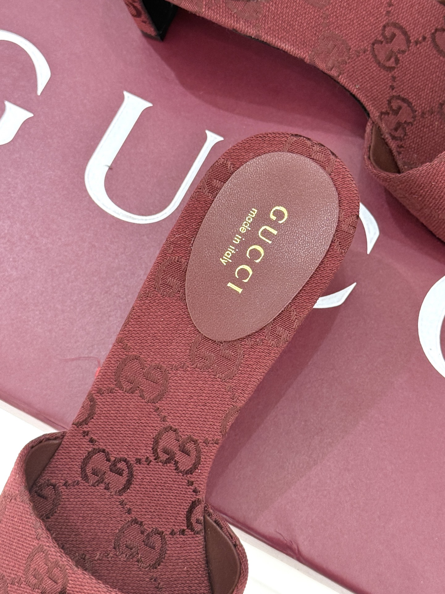 Gucci/古驰经典一字带双G金属扣粗跟拖鞋经典双G金属扣搭配简约一字带设计是鞋履的灵魂高光 简约却自带