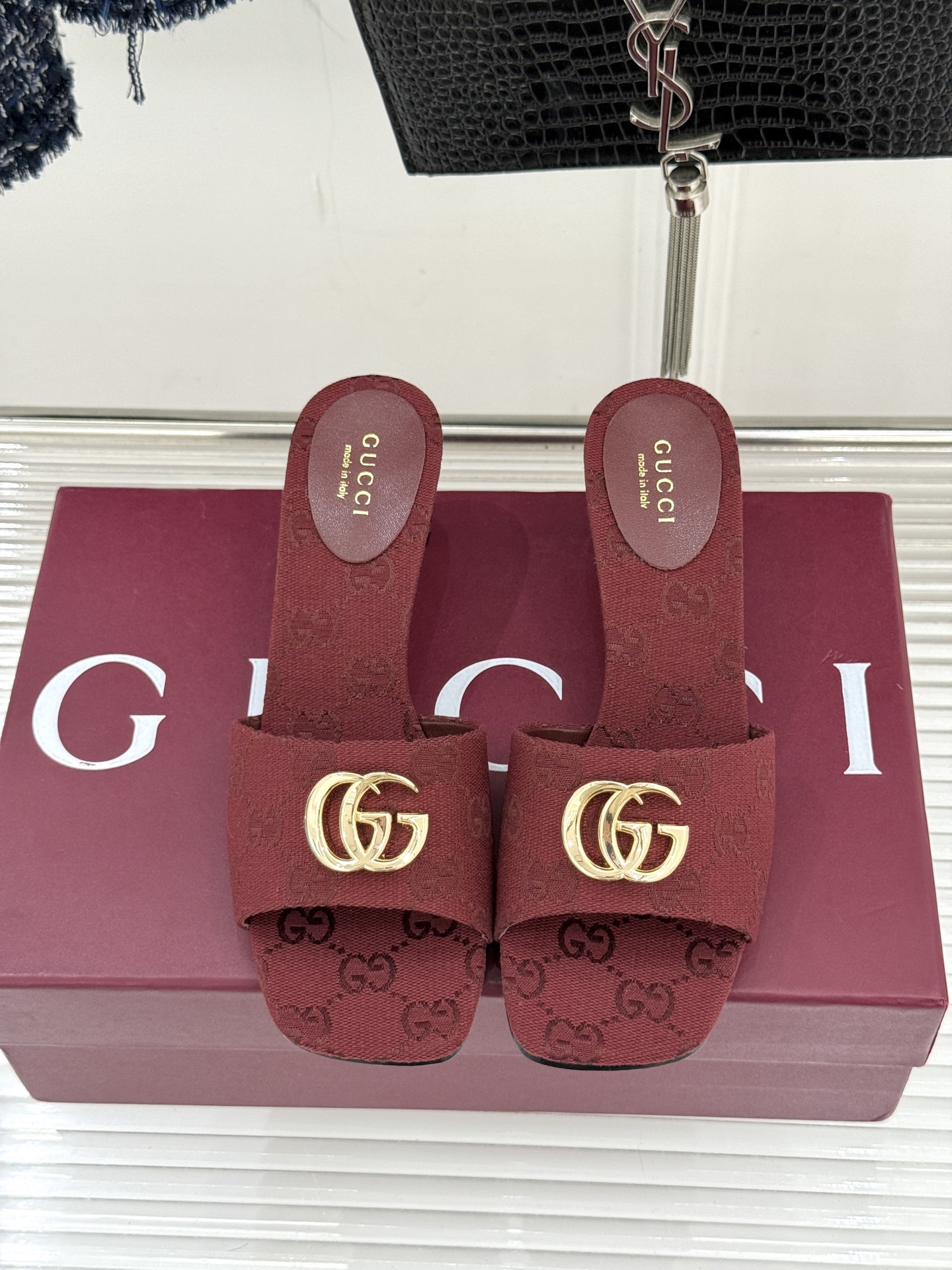 Gucci/古驰经典一字带双G金属扣粗跟拖鞋经典双G金属扣搭配简约一字带设计是鞋履的灵魂高光 简约却自带