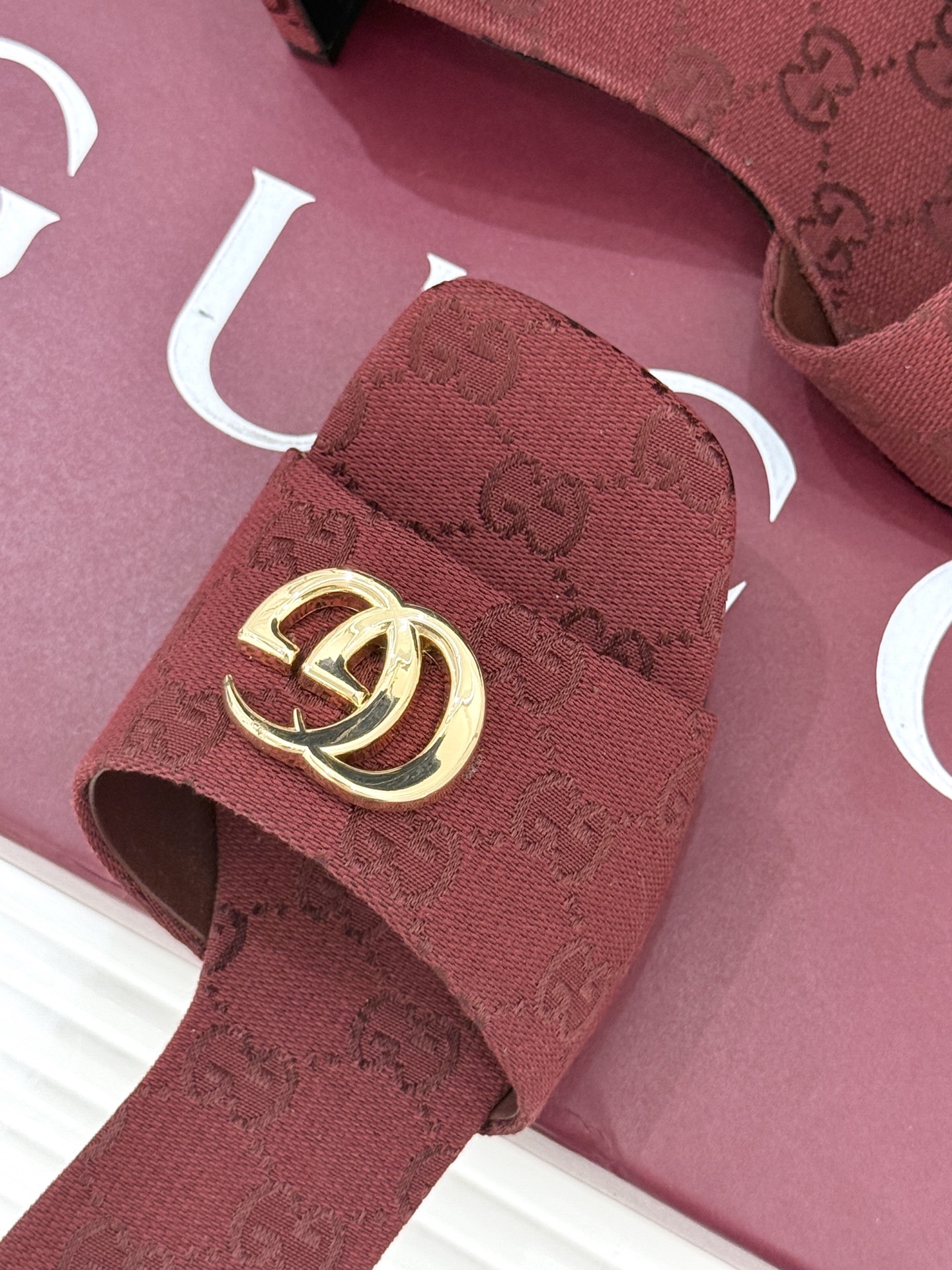 Gucci/古驰经典一字带双G金属扣粗跟拖鞋经典双G金属扣搭配简约一字带设计是鞋履的灵魂高光 简约却自带