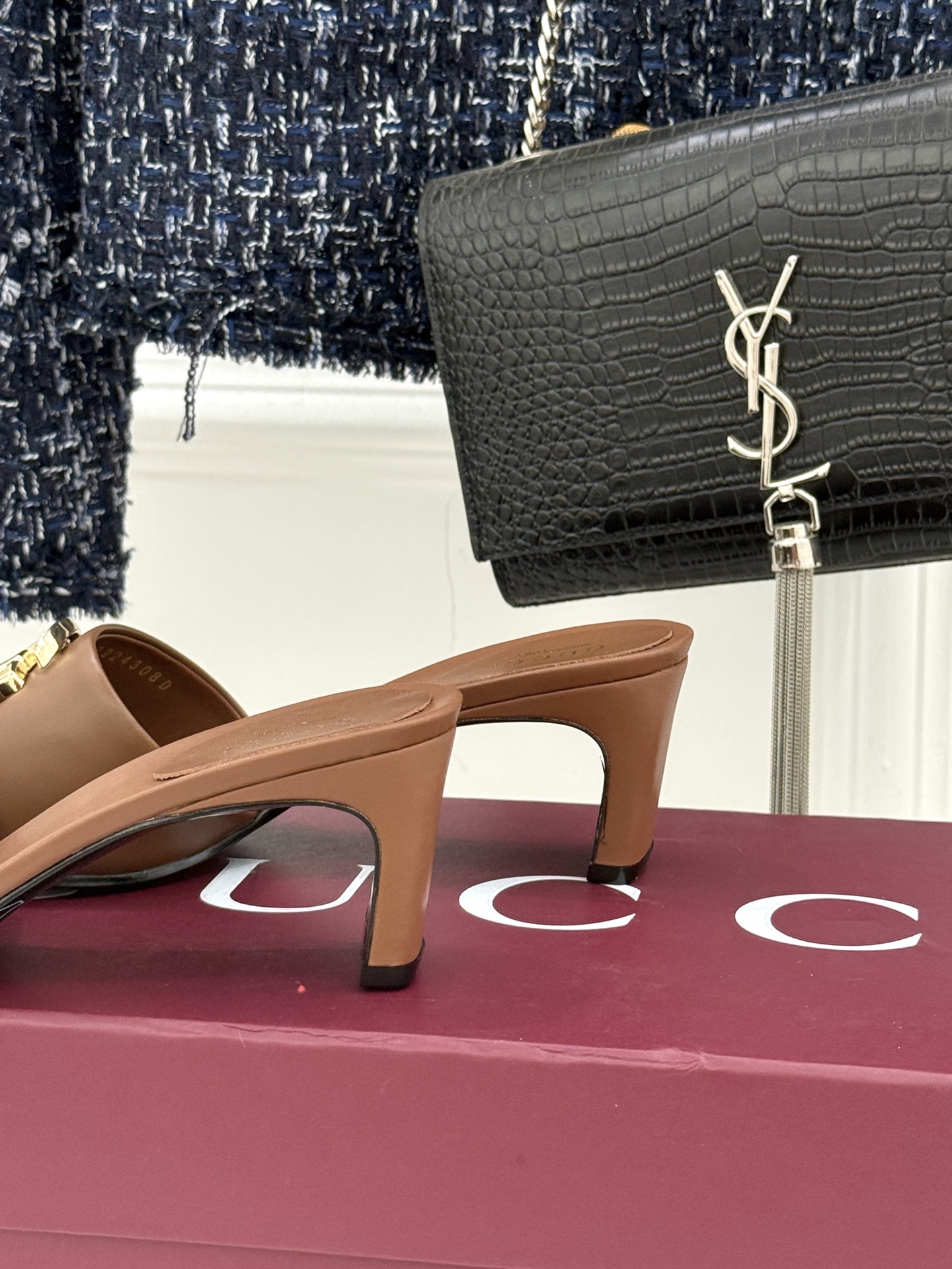 Gucci/古驰经典一字带双G金属扣粗跟拖鞋经典双G金属扣搭配简约一字带设计是鞋履的灵魂高光 简约却自带