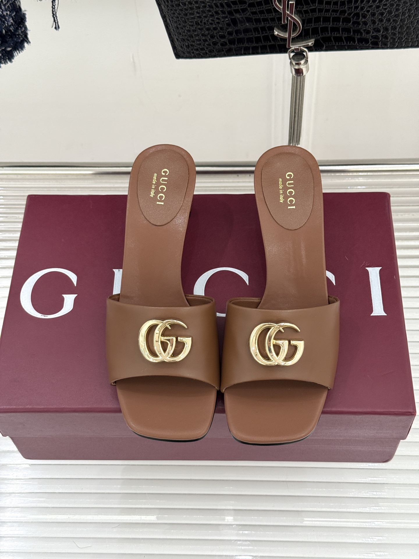 Gucci/古驰经典一字带双G金属扣粗跟拖鞋经典双G金属扣搭配简约一字带设计是鞋履的灵魂高光 简约却自带
