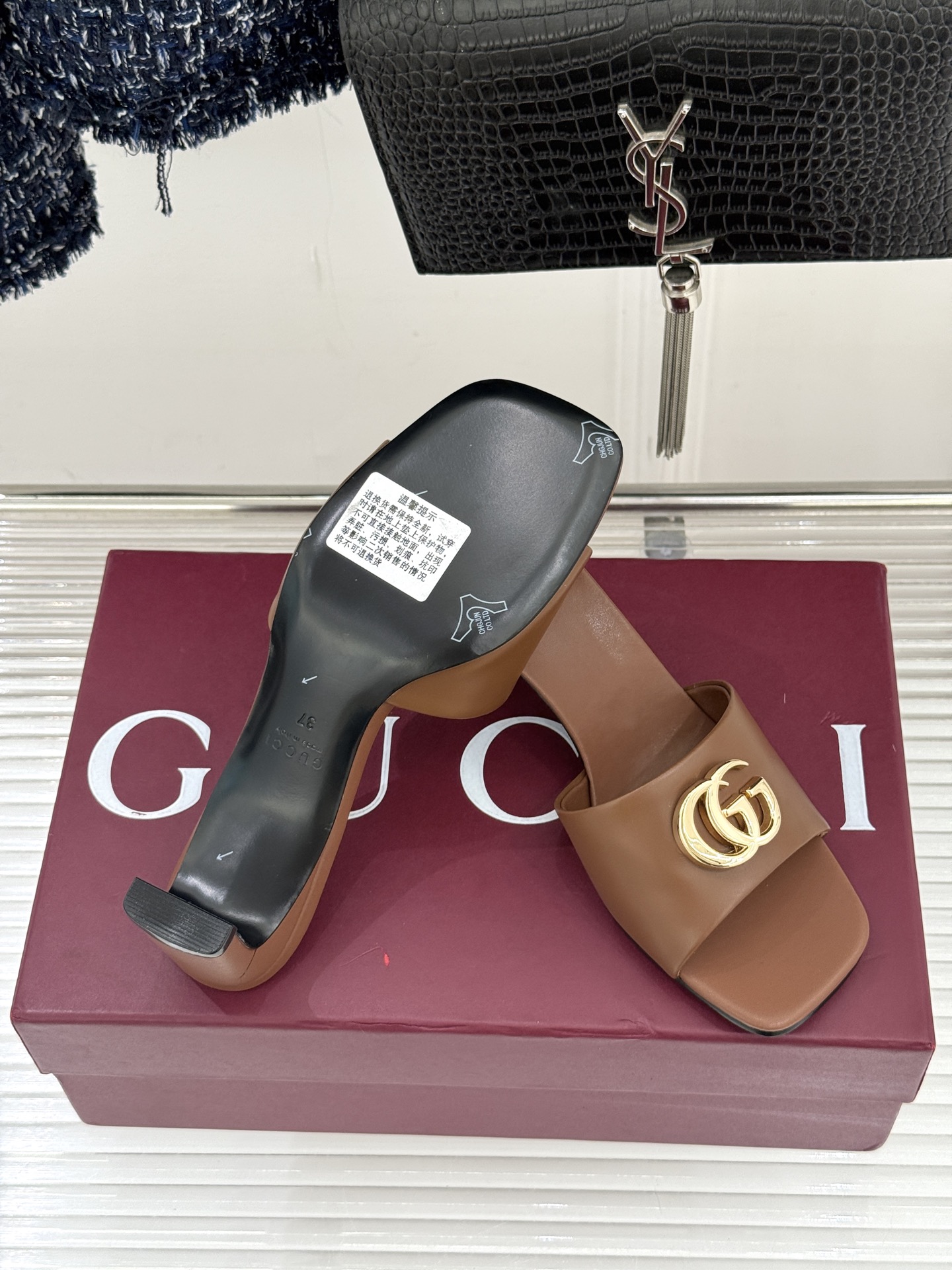 Gucci/古驰经典一字带双G金属扣粗跟拖鞋经典双G金属扣搭配简约一字带设计是鞋履的灵魂高光 简约却自带