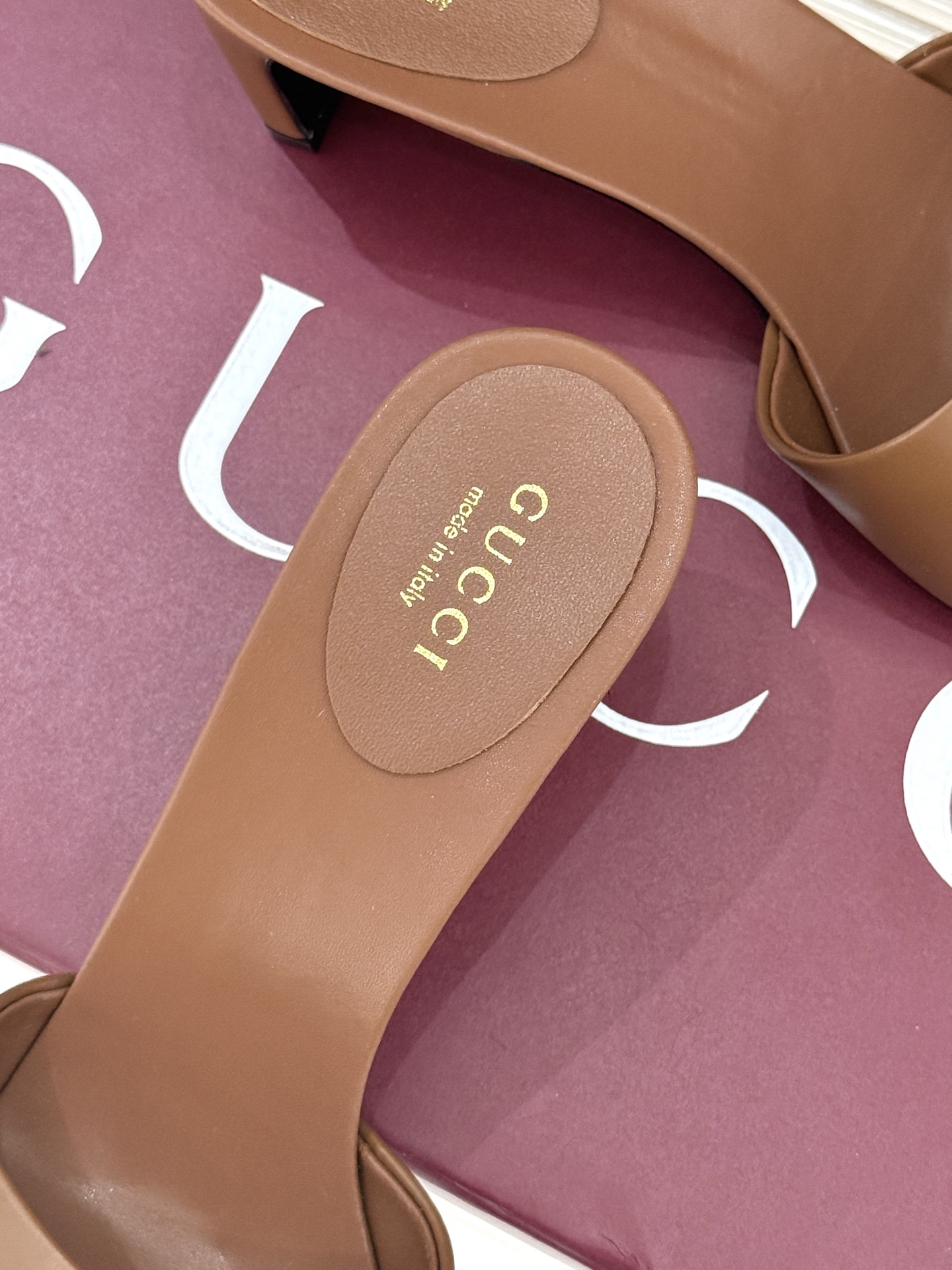 Gucci/古驰经典一字带双G金属扣粗跟拖鞋经典双G金属扣搭配简约一字带设计是鞋履的灵魂高光 简约却自带