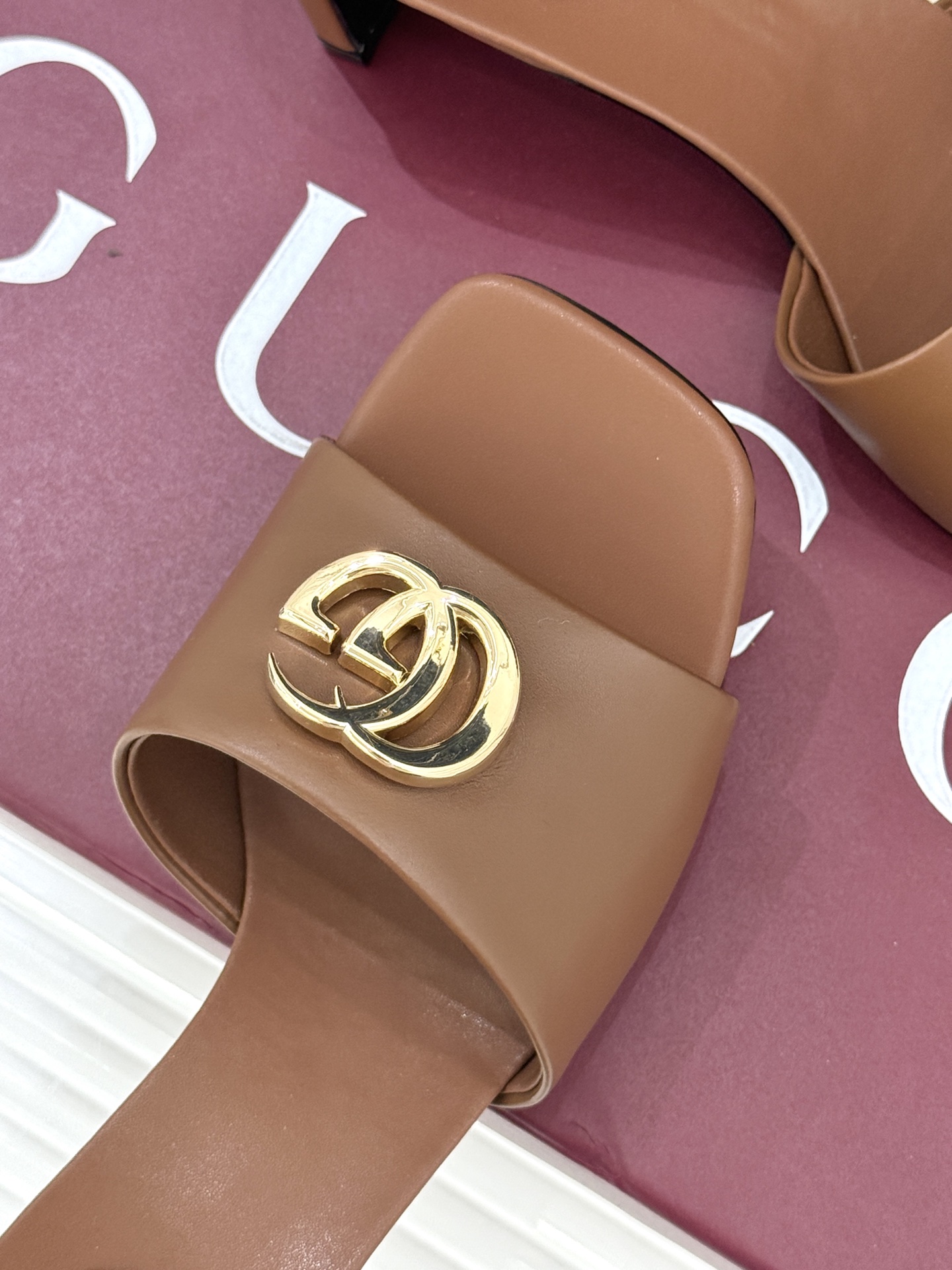 Gucci/古驰经典一字带双G金属扣粗跟拖鞋经典双G金属扣搭配简约一字带设计是鞋履的灵魂高光 简约却自带