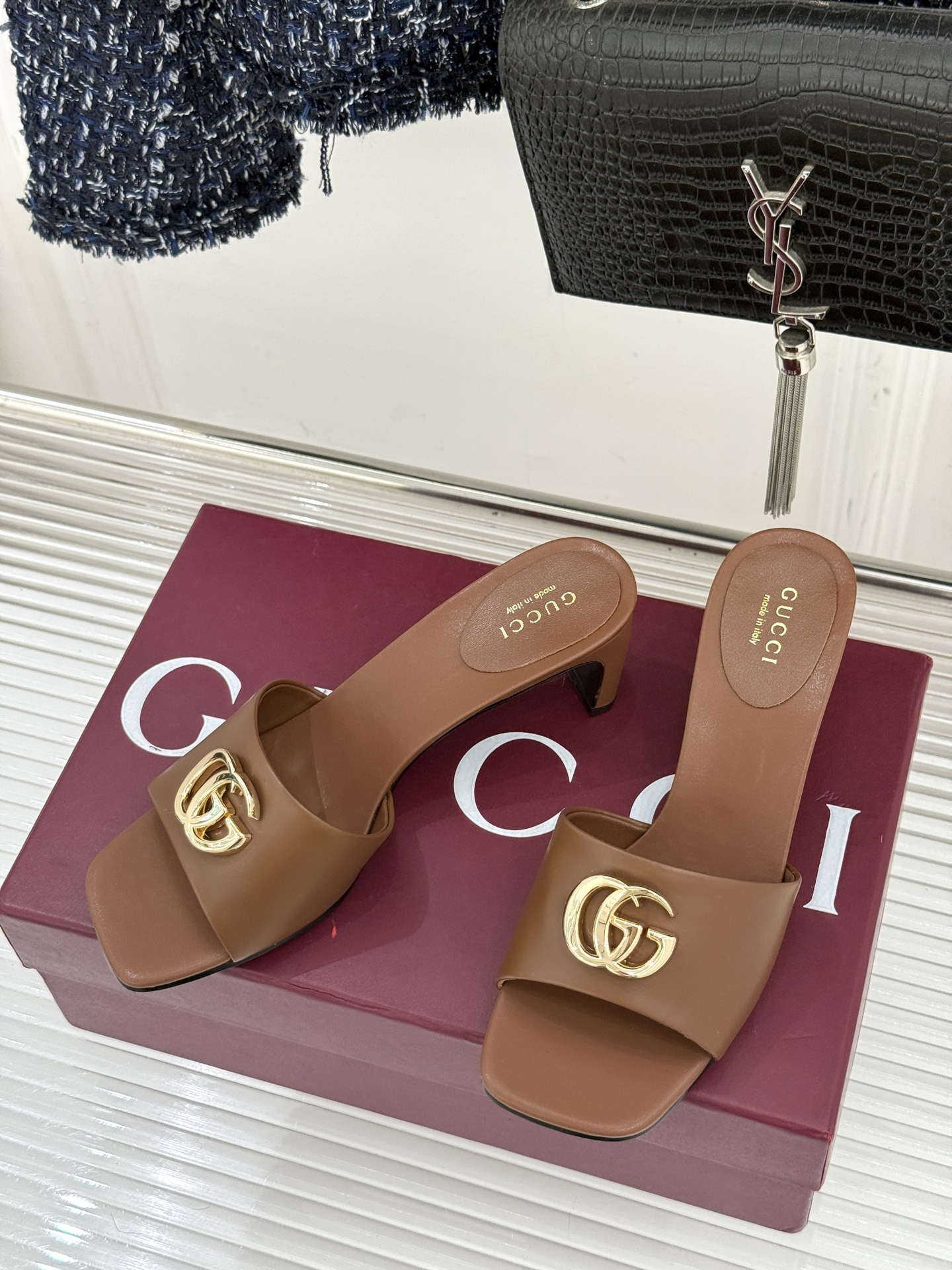 Gucci/古驰经典一字带双G金属扣粗跟拖鞋经典双G金属扣搭配简约一字带设计是鞋履的灵魂高光 简约却自带