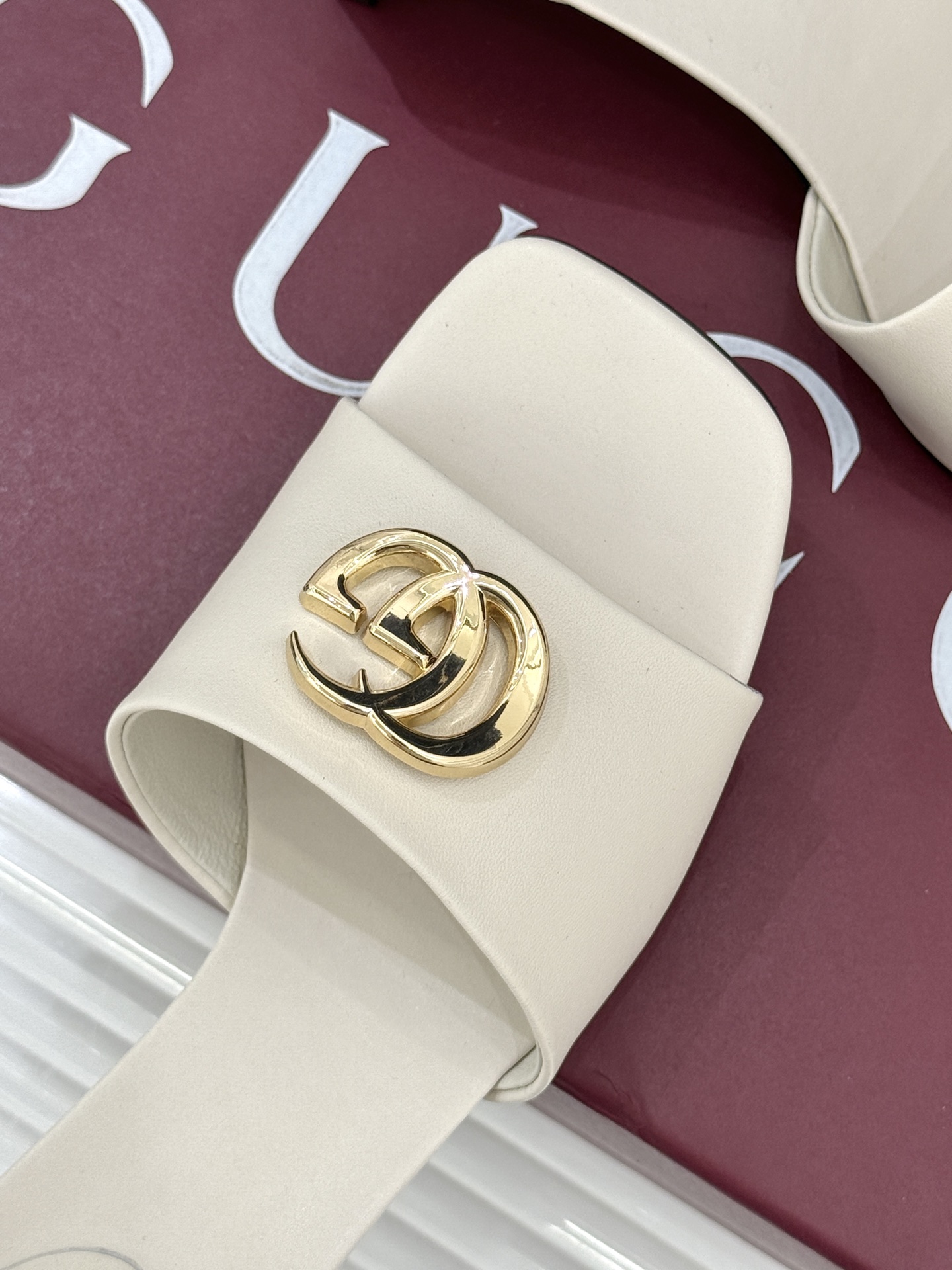 Gucci/古驰经典一字带双G金属扣粗跟拖鞋经典双G金属扣搭配简约一字带设计是鞋履的灵魂高光 简约却自带