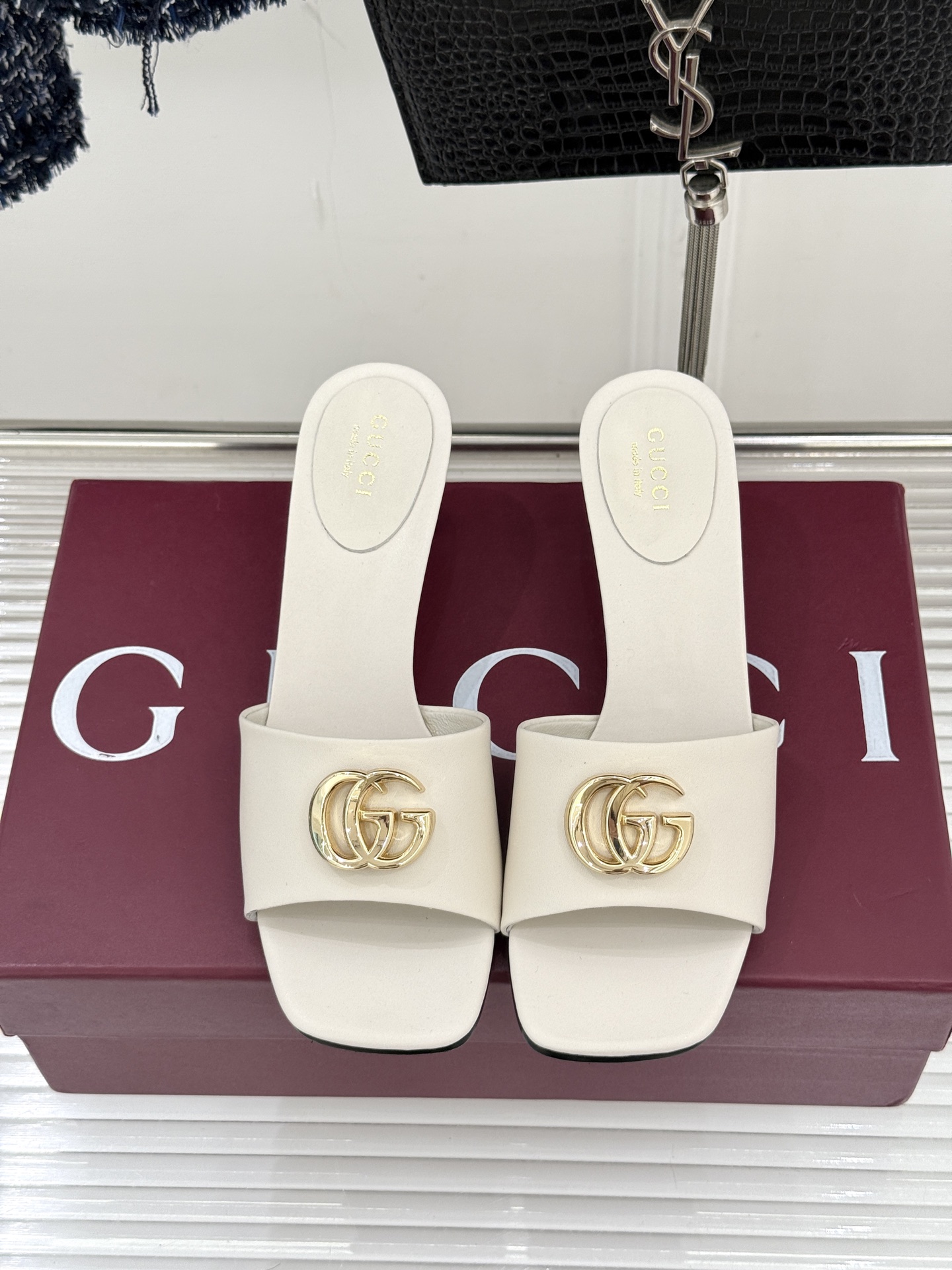 Gucci/古驰经典一字带双G金属扣粗跟拖鞋经典双G金属扣搭配简约一字带设计是鞋履的灵魂高光 简约却自带