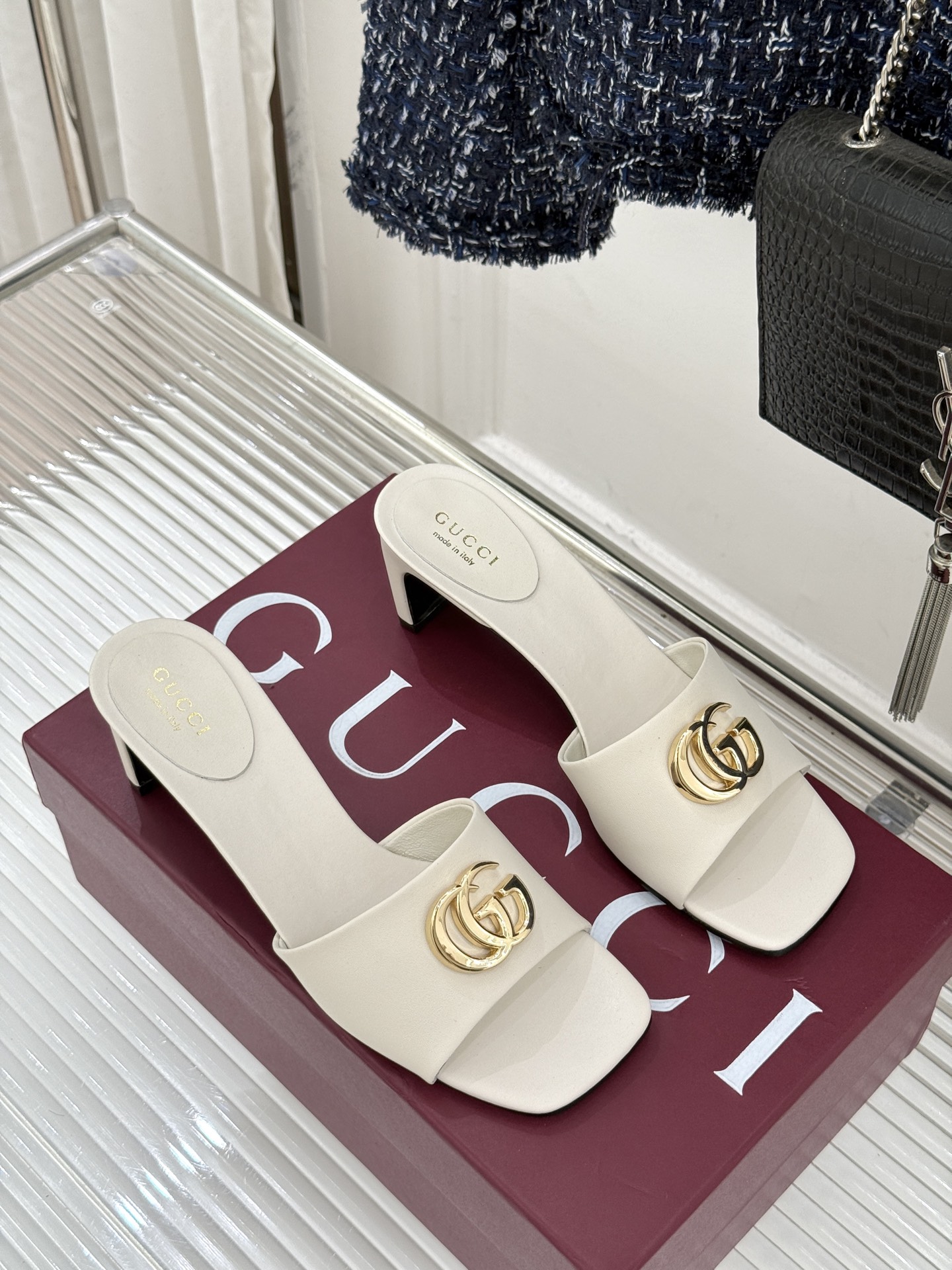 Gucci/古驰经典一字带双G金属扣粗跟拖鞋经典双G金属扣搭配简约一字带设计是鞋履的灵魂高光 简约却自带