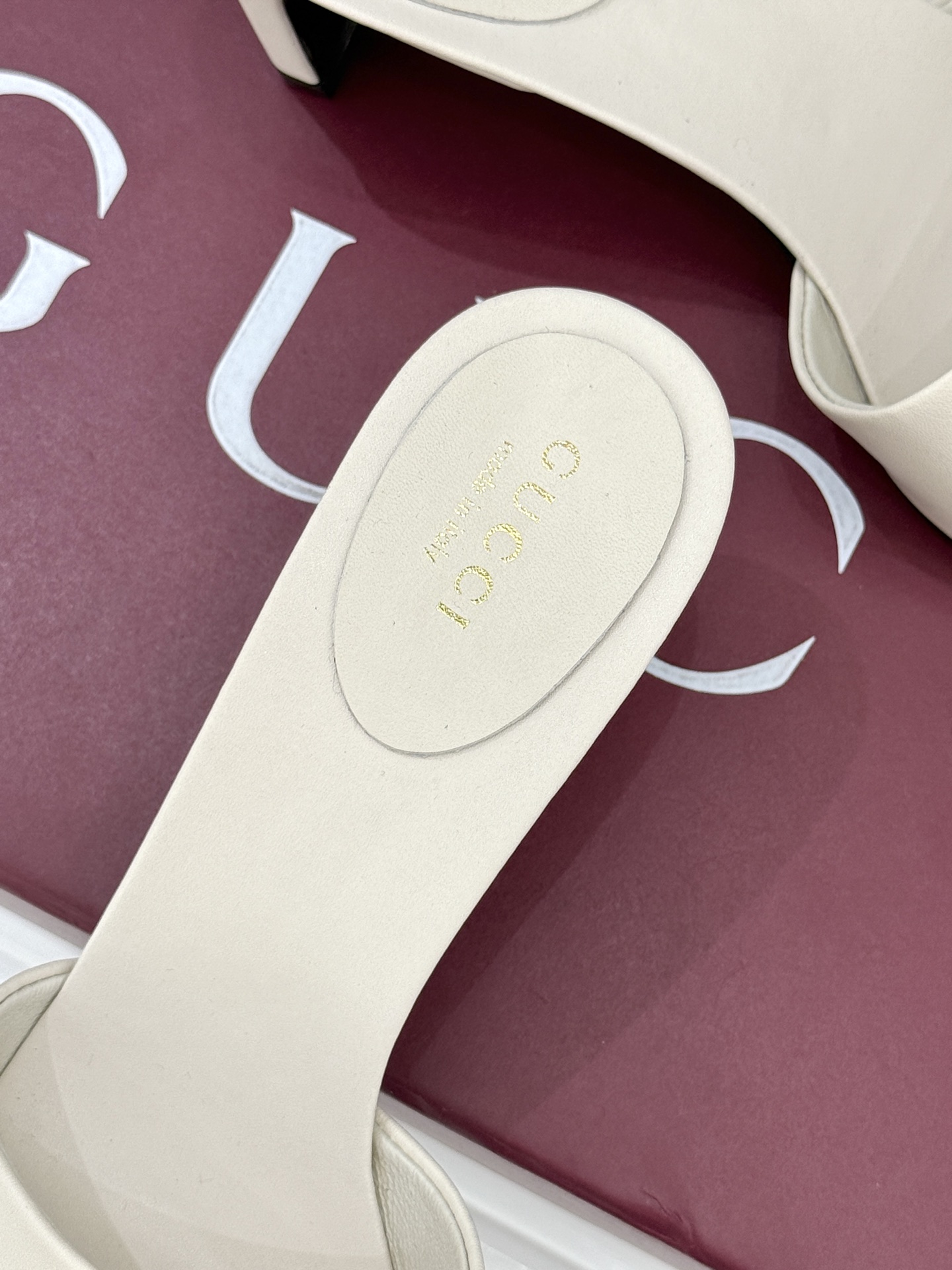 Gucci/古驰经典一字带双G金属扣粗跟拖鞋经典双G金属扣搭配简约一字带设计是鞋履的灵魂高光 简约却自带