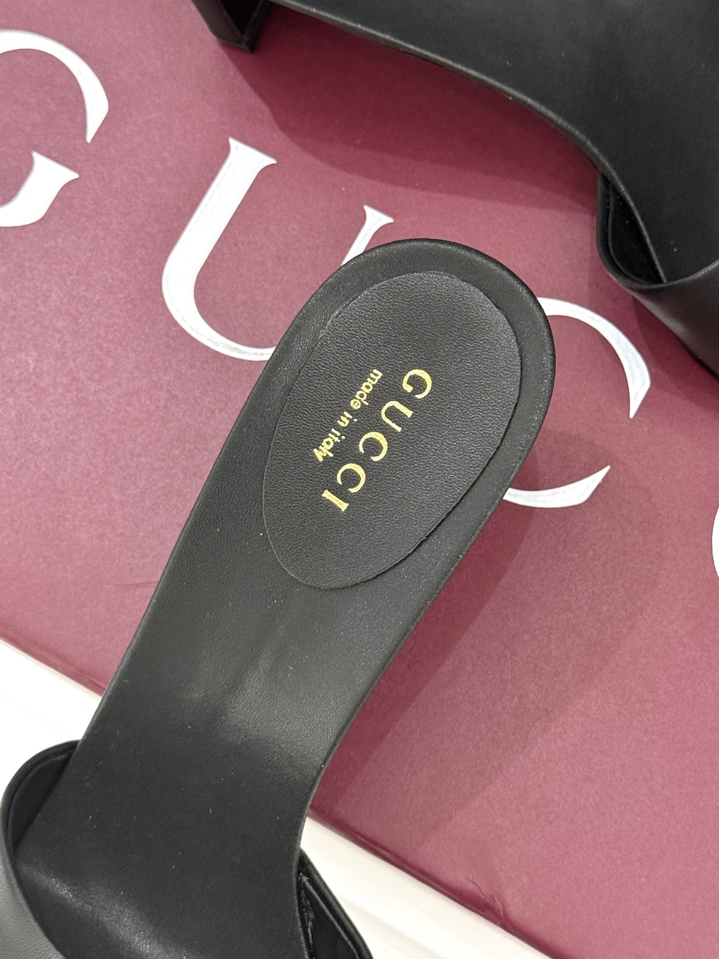 Gucci/古驰经典一字带双G金属扣粗跟拖鞋经典双G金属扣搭配简约一字带设计是鞋履的灵魂高光 简约却自带