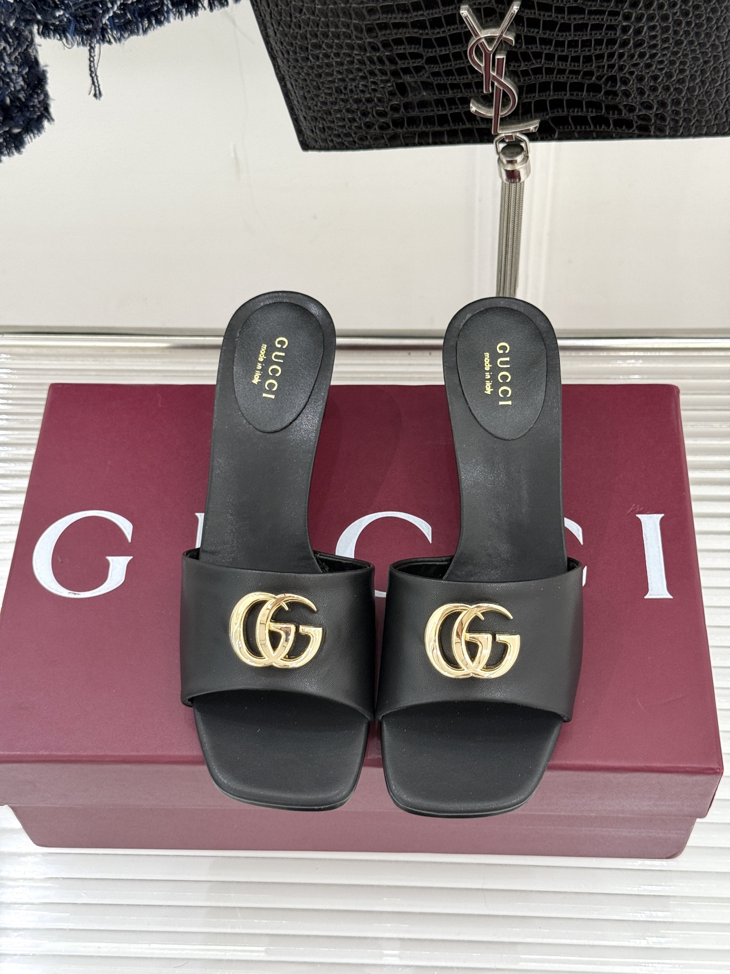 Gucci/古驰经典一字带双G金属扣粗跟拖鞋经典双G金属扣搭配简约一字带设计是鞋履的灵魂高光 简约却自带