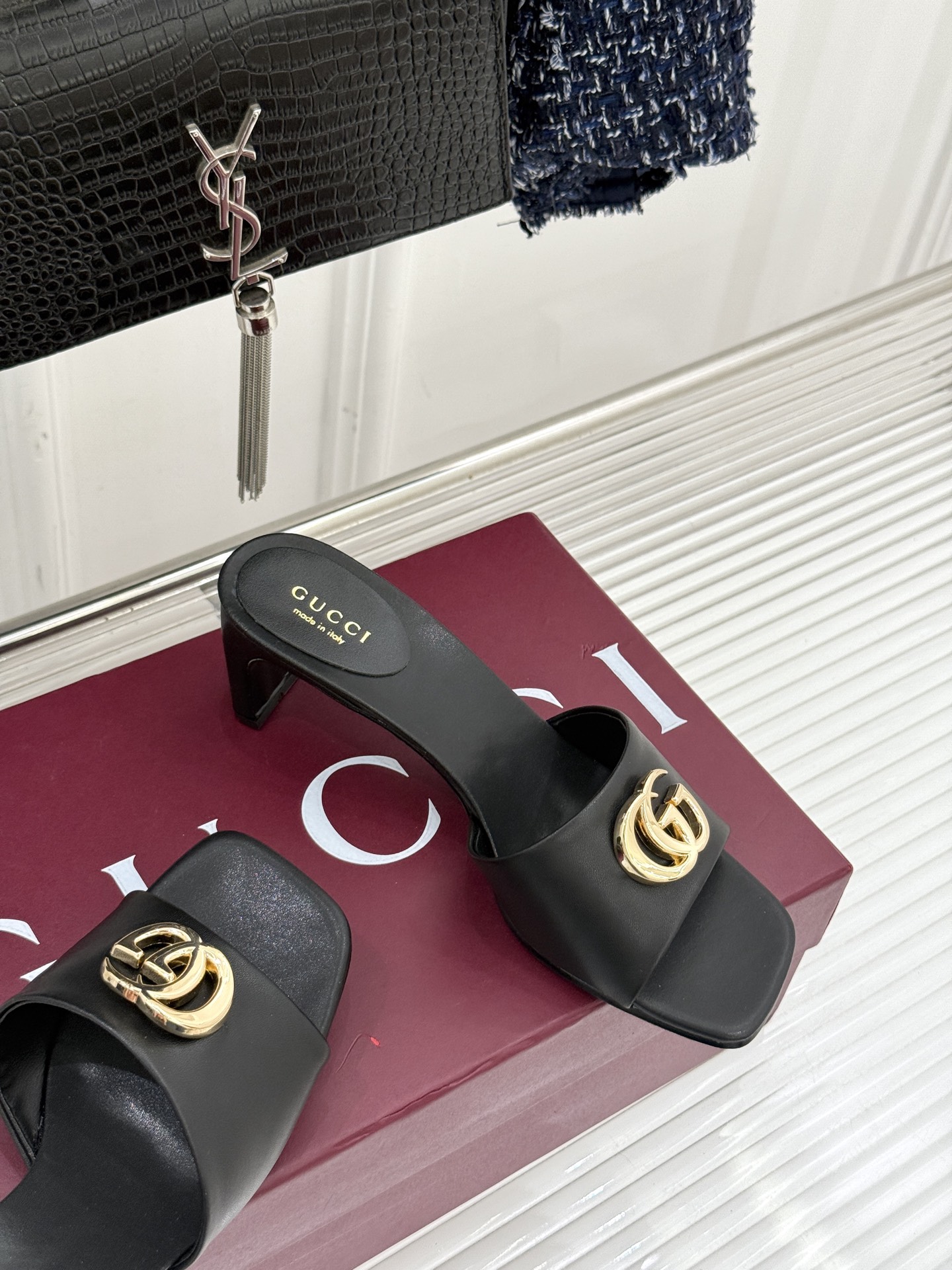 Gucci/古驰经典一字带双G金属扣粗跟拖鞋经典双G金属扣搭配简约一字带设计是鞋履的灵魂高光 简约却自带