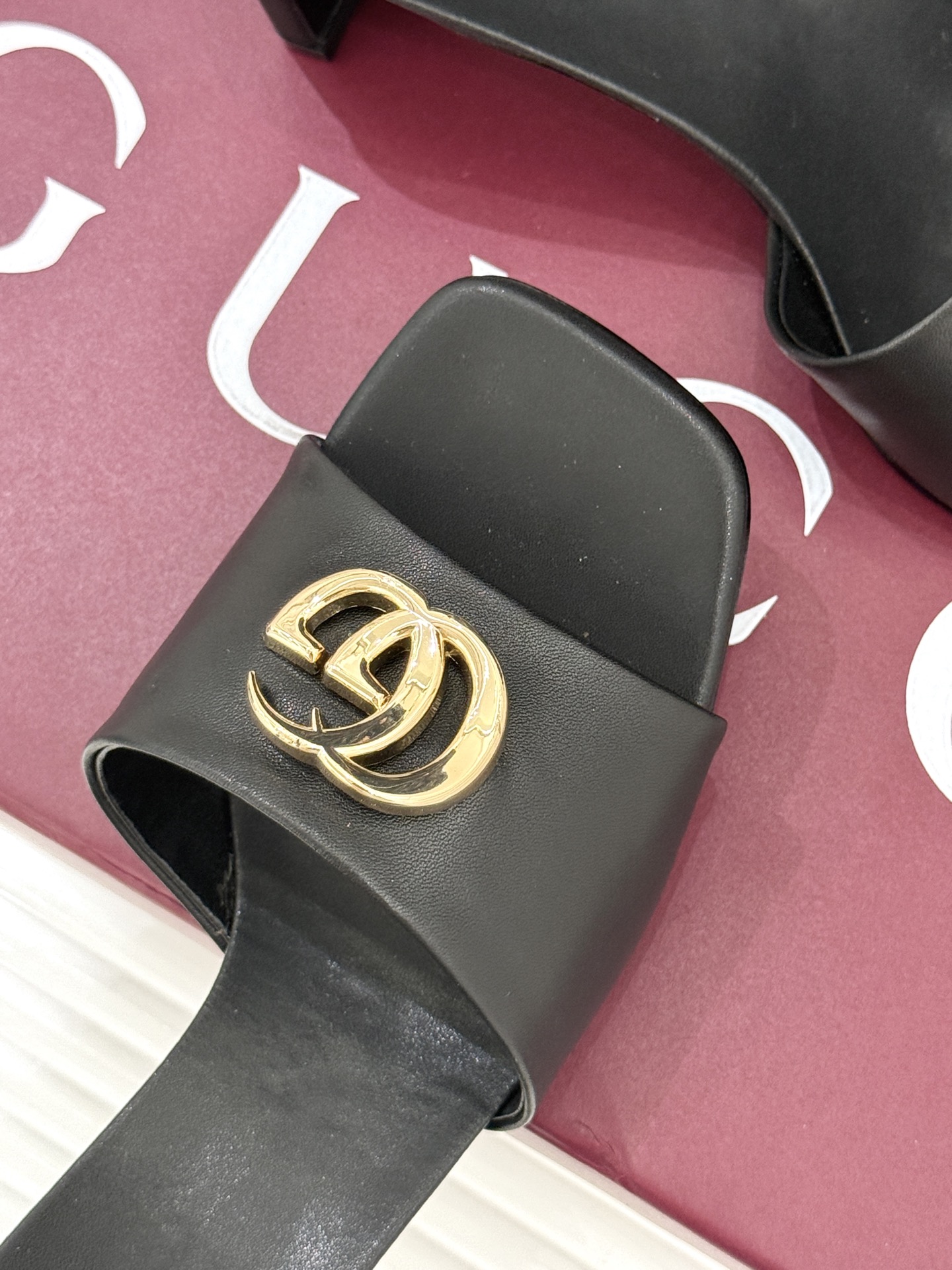Gucci/古驰经典一字带双G金属扣粗跟拖鞋经典双G金属扣搭配简约一字带设计是鞋履的灵魂高光 简约却自带
