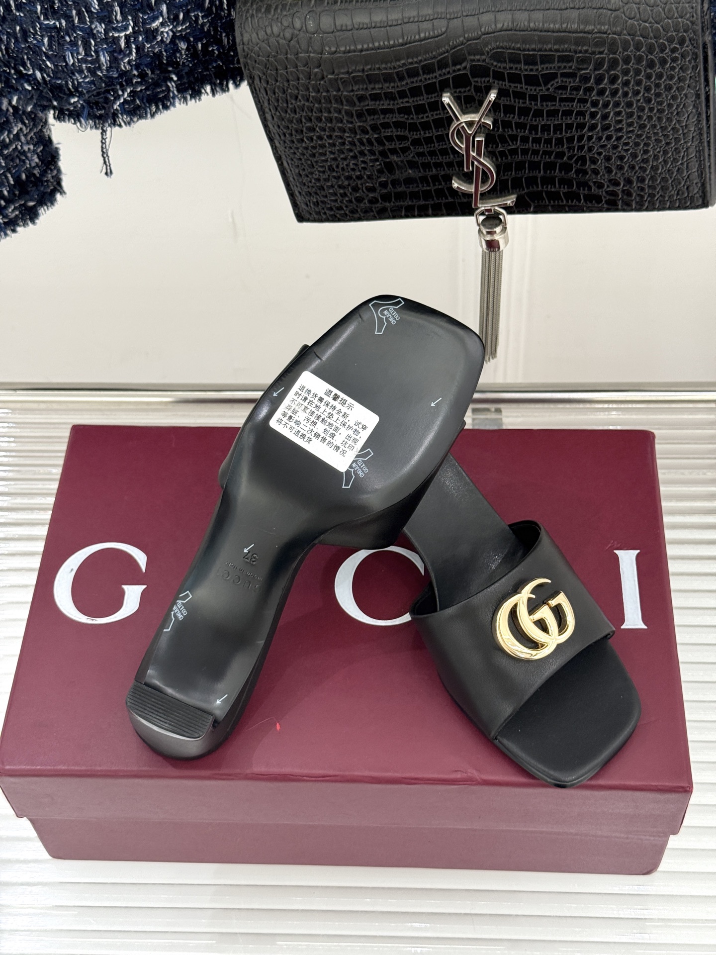 Gucci/古驰经典一字带双G金属扣粗跟拖鞋经典双G金属扣搭配简约一字带设计是鞋履的灵魂高光 简约却自带