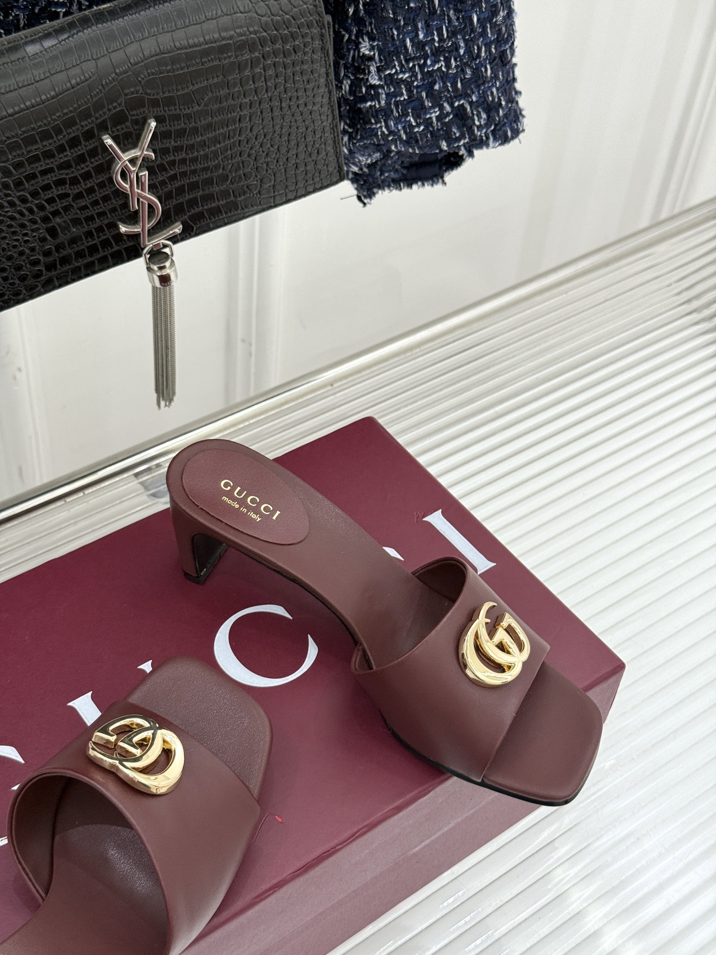 Gucci/古驰经典一字带双G金属扣粗跟拖鞋经典双G金属扣搭配简约一字带设计是鞋履的灵魂高光 简约却自带