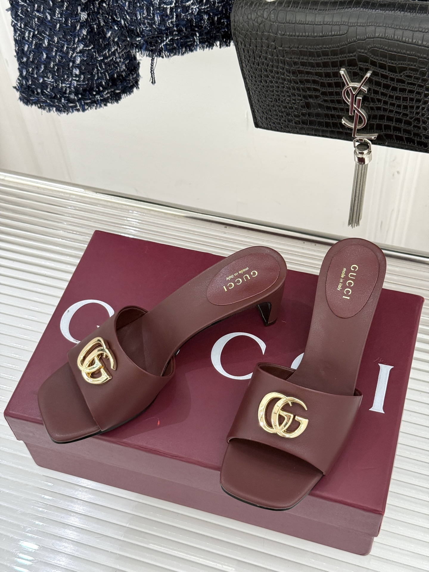 Gucci/古驰经典一字带双G金属扣粗跟拖鞋经典双G金属扣搭配简约一字带设计是鞋履的灵魂高光 简约却自带