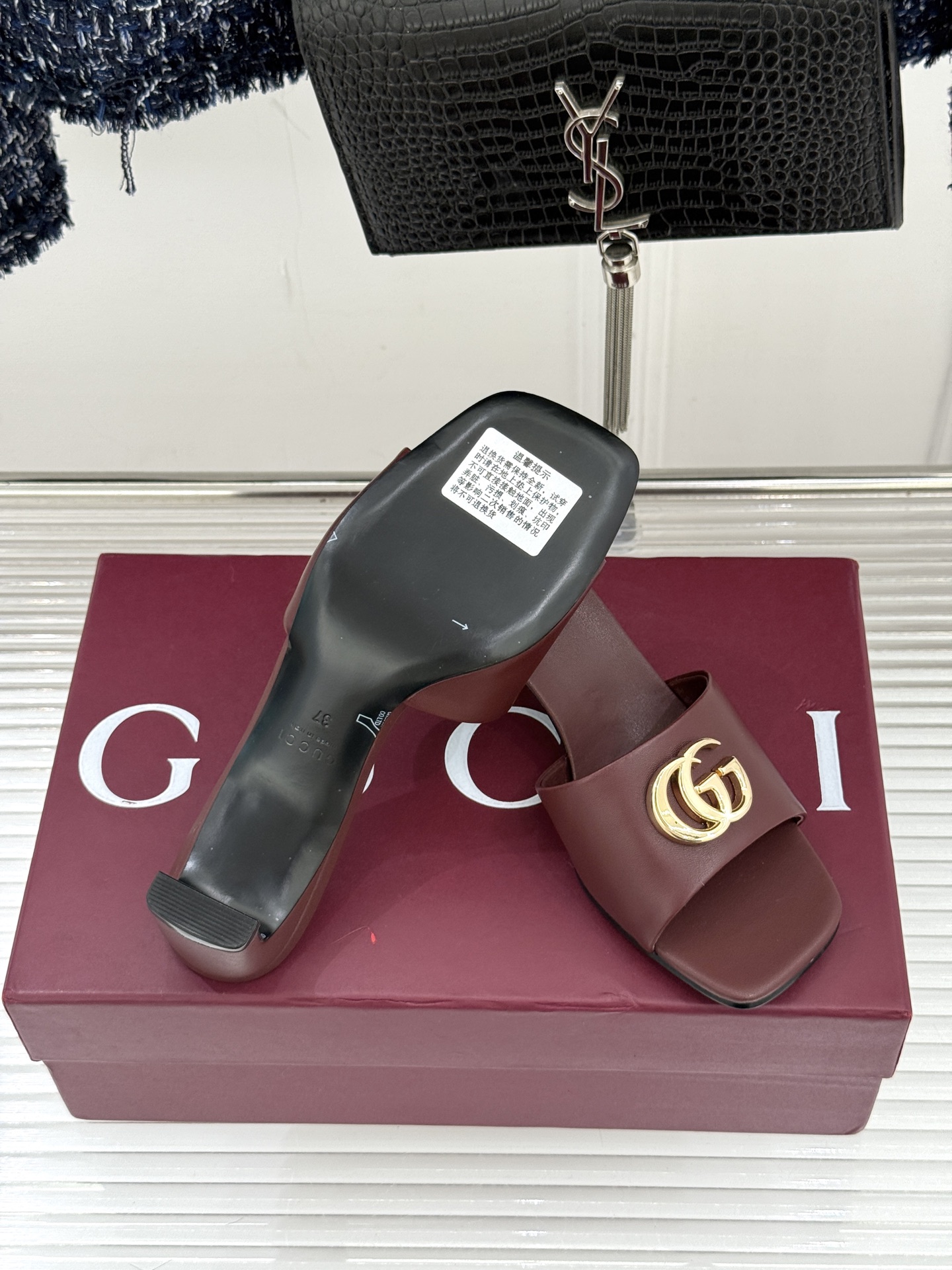 Gucci/古驰经典一字带双G金属扣粗跟拖鞋经典双G金属扣搭配简约一字带设计是鞋履的灵魂高光 简约却自带