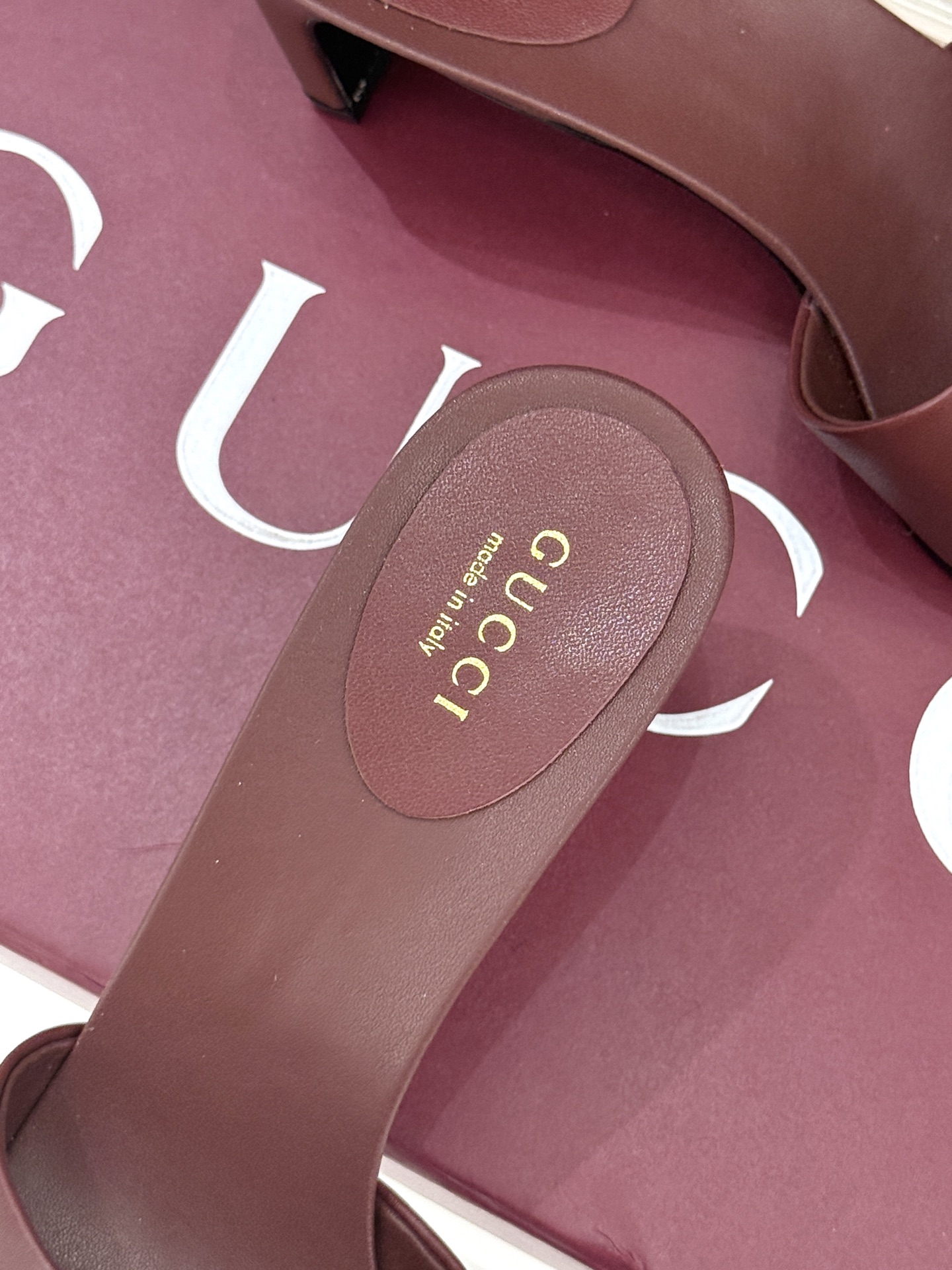 Gucci/古驰经典一字带双G金属扣粗跟拖鞋经典双G金属扣搭配简约一字带设计是鞋履的灵魂高光 简约却自带