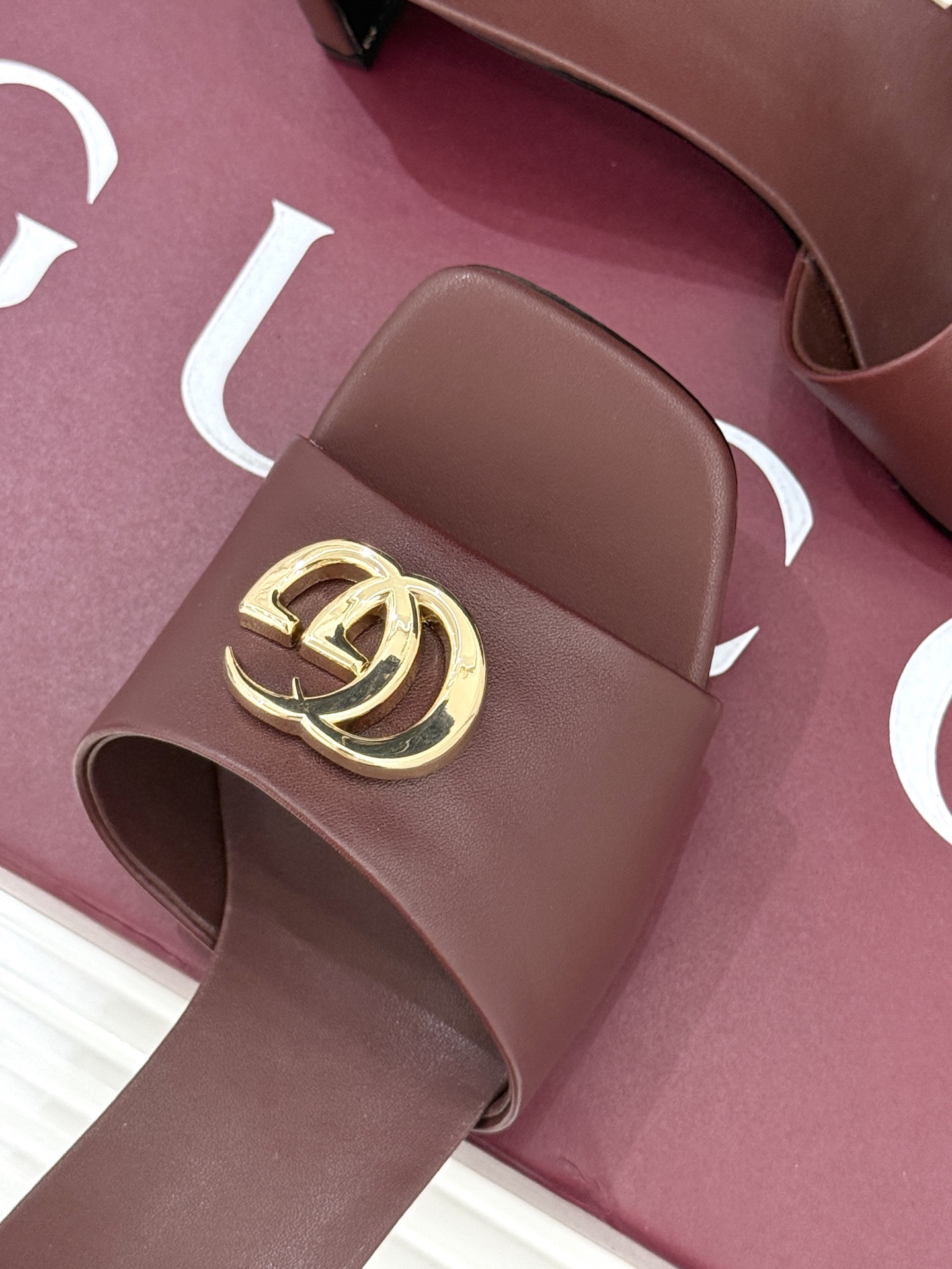 Gucci/古驰经典一字带双G金属扣粗跟拖鞋经典双G金属扣搭配简约一字带设计是鞋履的灵魂高光 简约却自带