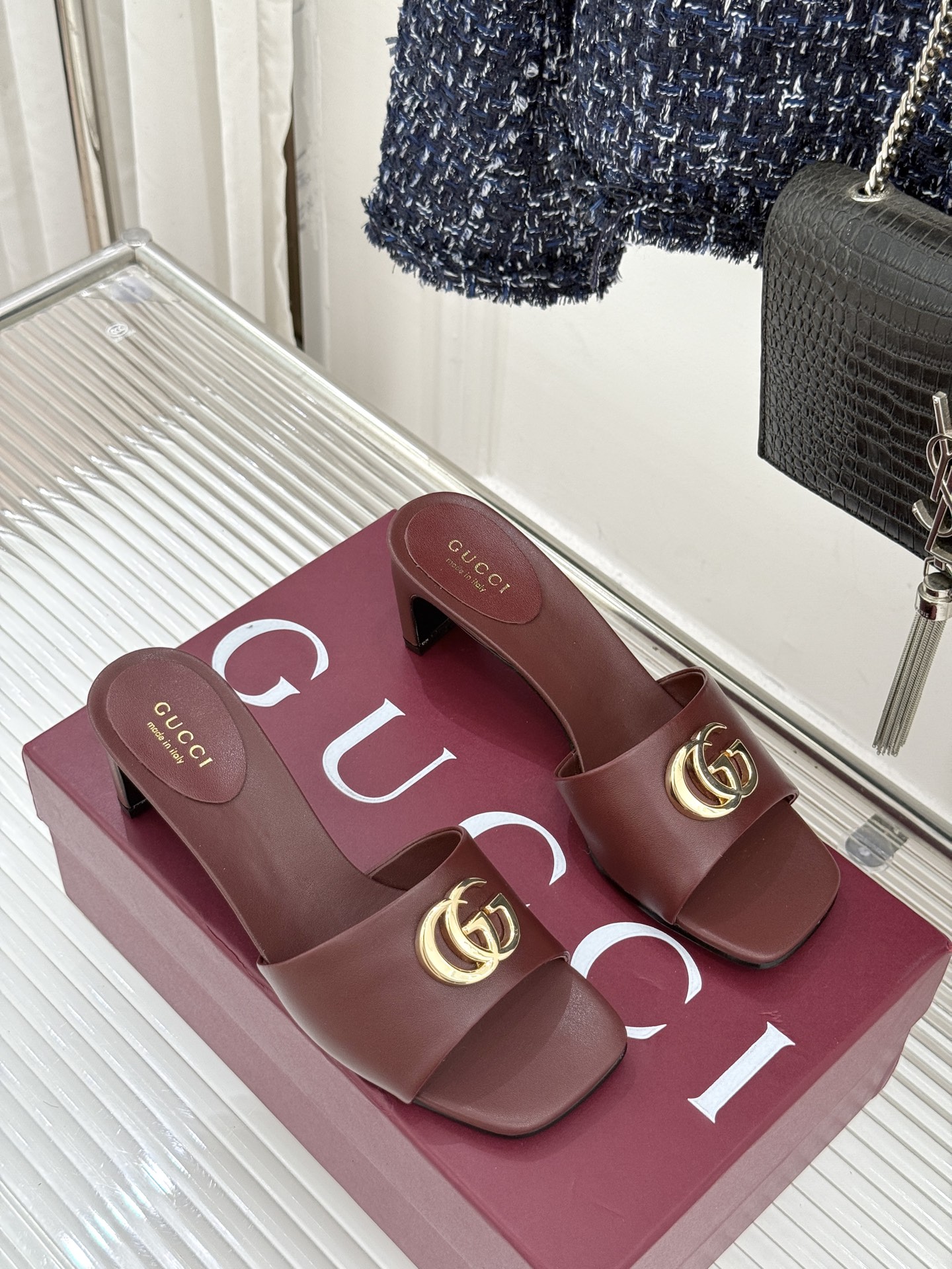 Gucci/古驰经典一字带双G金属扣粗跟拖鞋经典双G金属扣搭配简约一字带设计是鞋履的灵魂高光 简约却自带