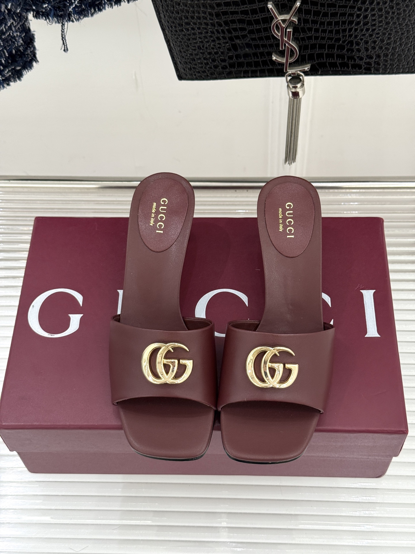 Gucci/古驰经典一字带双G金属扣粗跟拖鞋经典双G金属扣搭配简约一字带设计是鞋履的灵魂高光 简约却自带