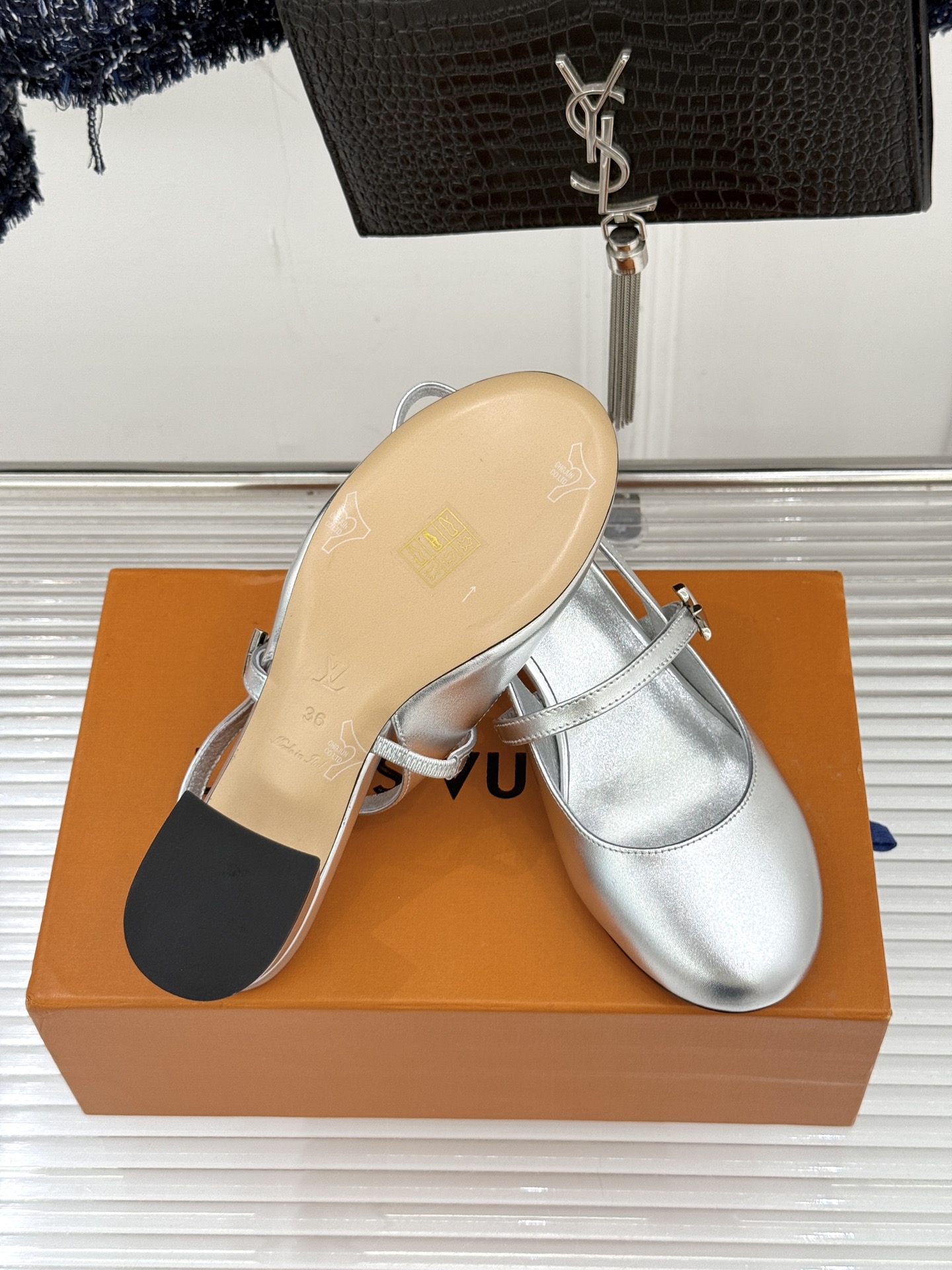 L*V驴牌经典粗跟玛丽珍鞋第一眼看上就被种草了满满的法式复古风上脚也很时髦 而且百搭日常通勤 休闲聚会场