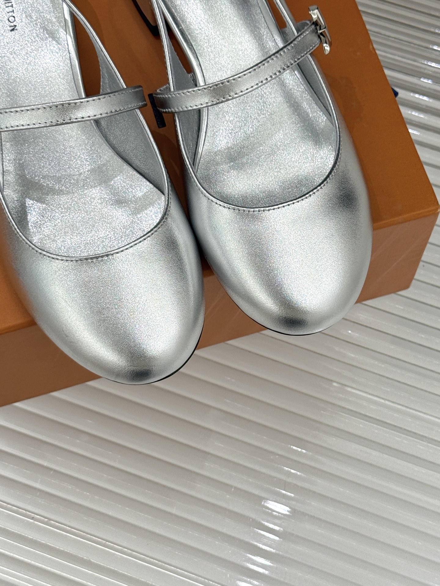 L*V驴牌经典粗跟玛丽珍鞋第一眼看上就被种草了满满的法式复古风上脚也很时髦 而且百搭日常通勤 休闲聚会场