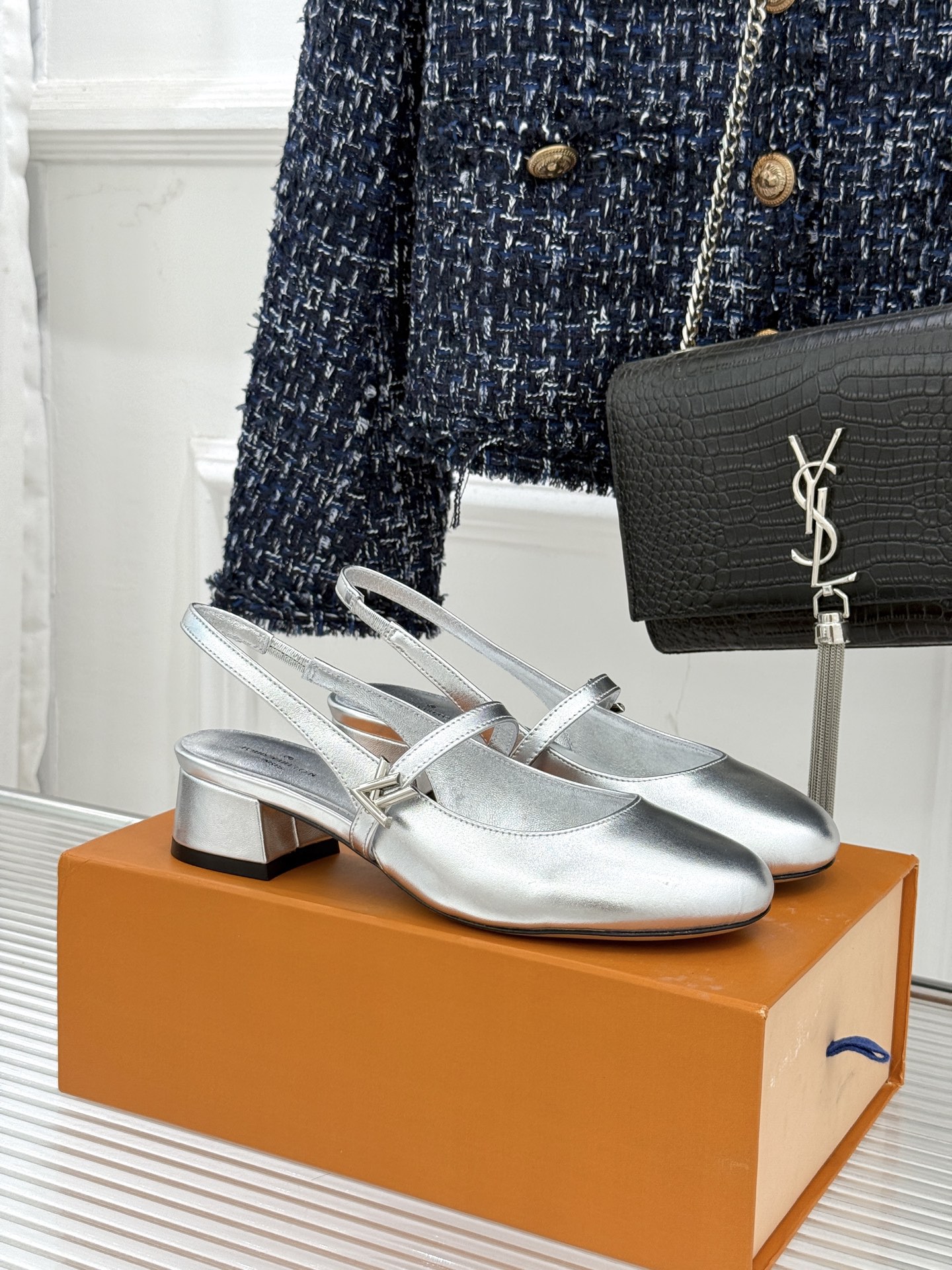 L*V驴牌经典粗跟玛丽珍鞋第一眼看上就被种草了满满的法式复古风上脚也很时髦 而且百搭日常通勤 休闲聚会场