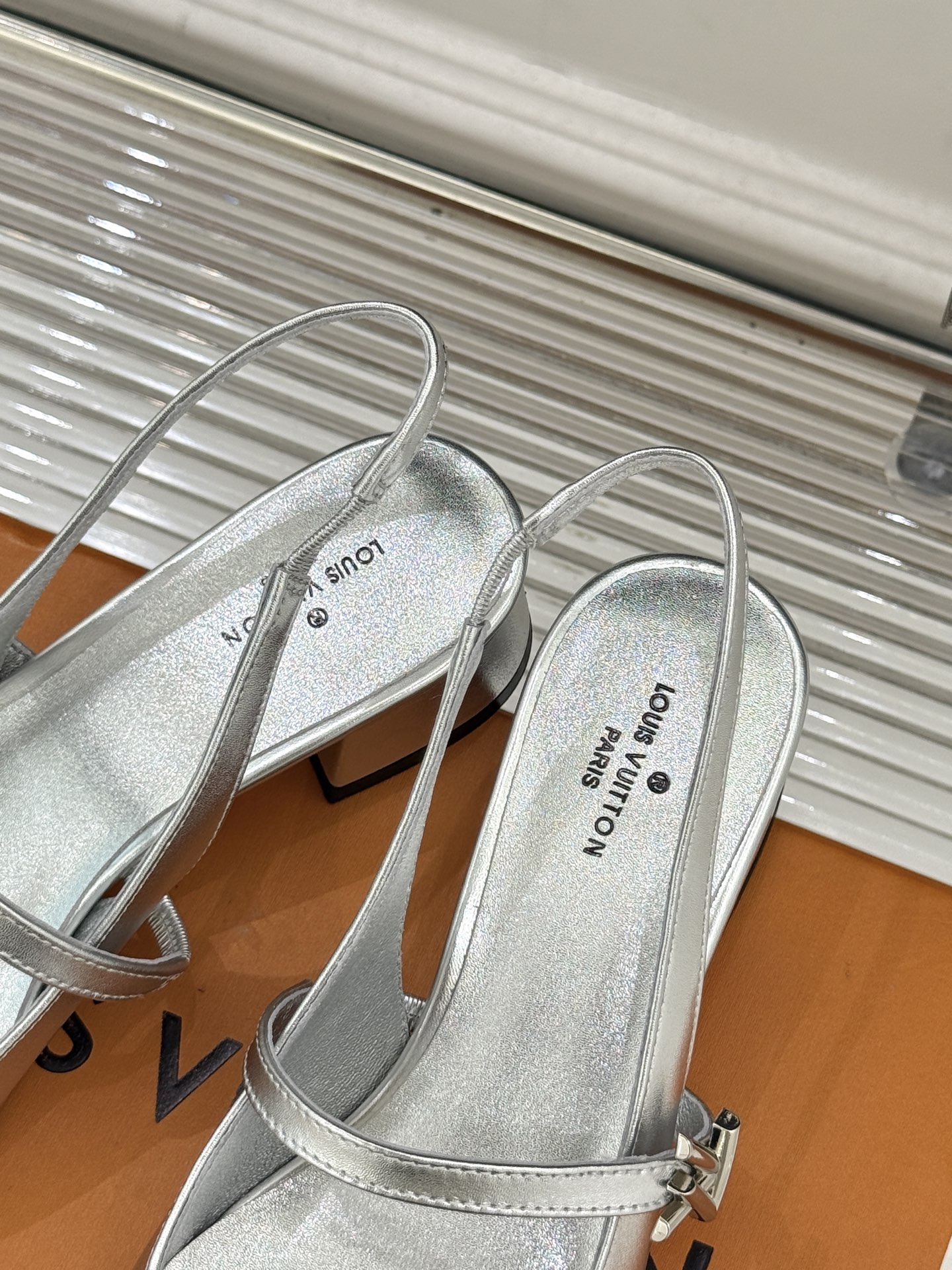 L*V驴牌经典粗跟玛丽珍鞋第一眼看上就被种草了满满的法式复古风上脚也很时髦 而且百搭日常通勤 休闲聚会场