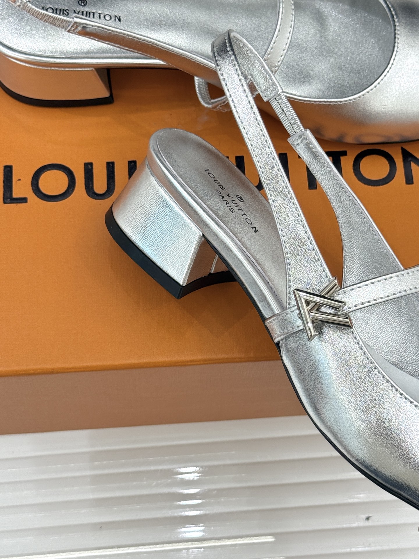 L*V驴牌经典粗跟玛丽珍鞋第一眼看上就被种草了满满的法式复古风上脚也很时髦 而且百搭日常通勤 休闲聚会场