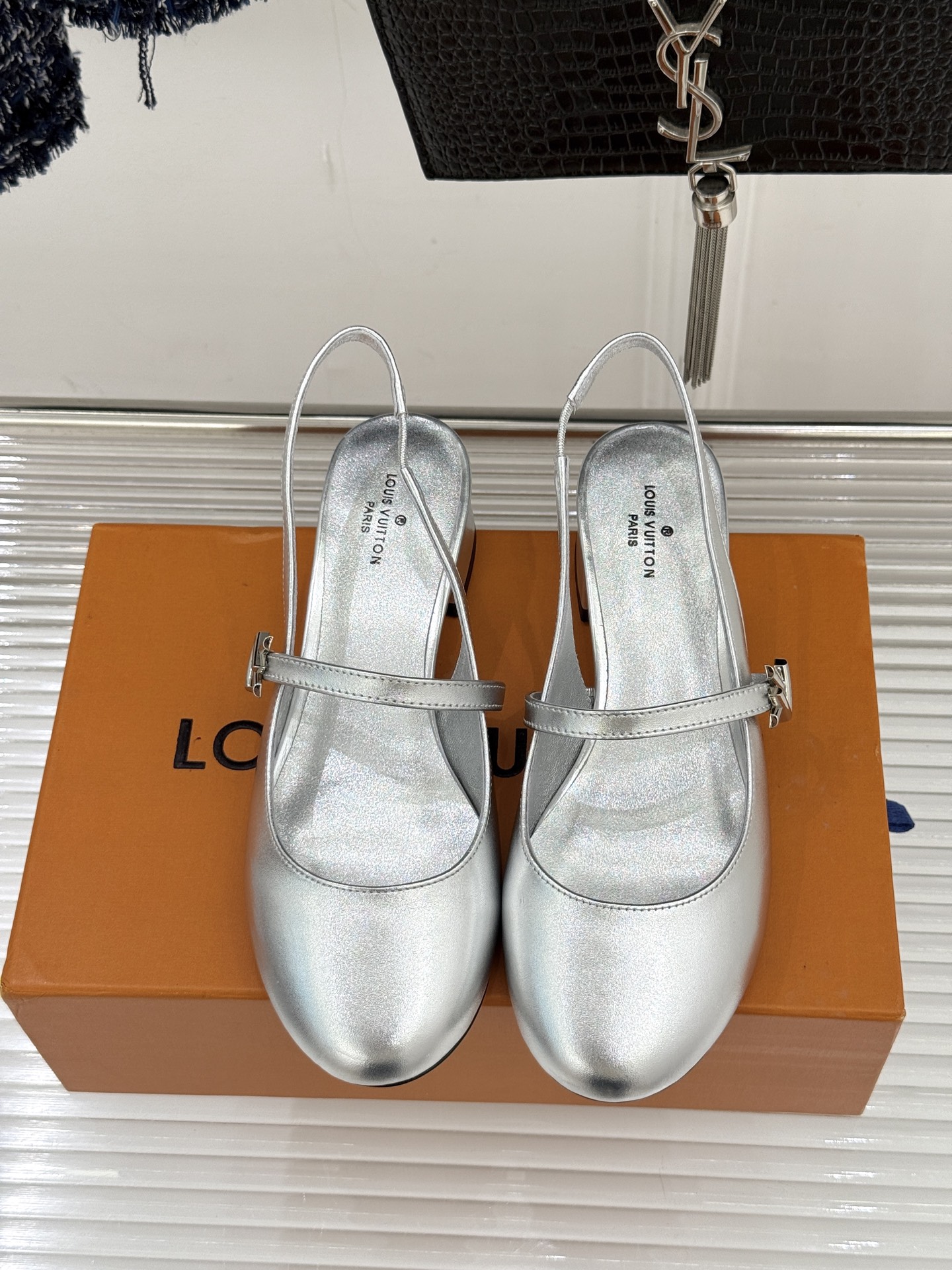 L*V驴牌经典粗跟玛丽珍鞋第一眼看上就被种草了满满的法式复古风上脚也很时髦 而且百搭日常通勤 休闲聚会场