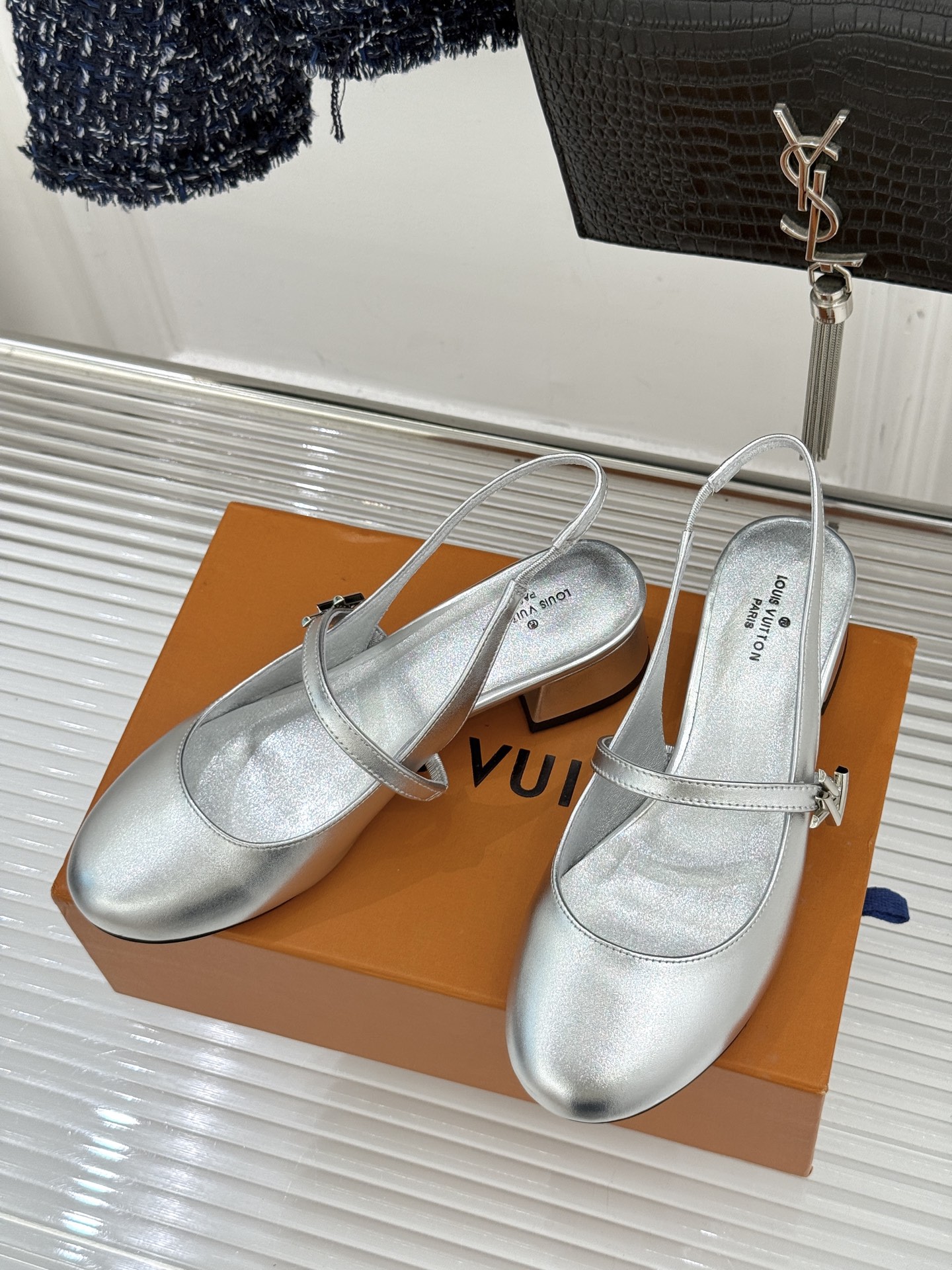 L*V驴牌经典粗跟玛丽珍鞋第一眼看上就被种草了满满的法式复古风上脚也很时髦 而且百搭日常通勤 休闲聚会场