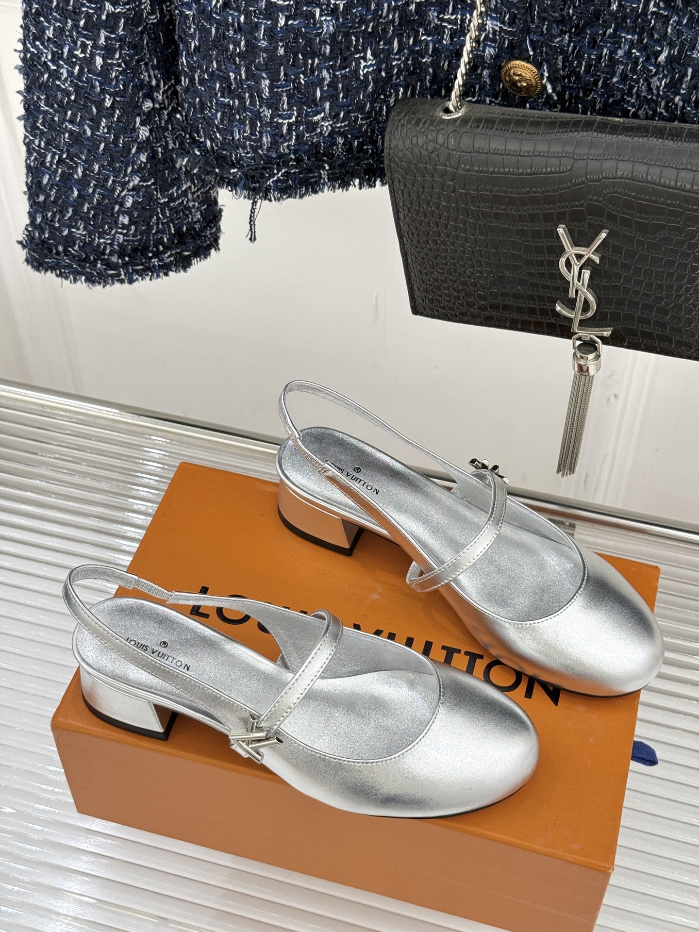 L*V驴牌经典粗跟玛丽珍鞋第一眼看上就被种草了满满的法式复古风上脚也很时髦 而且百搭日常通勤 休闲聚会场