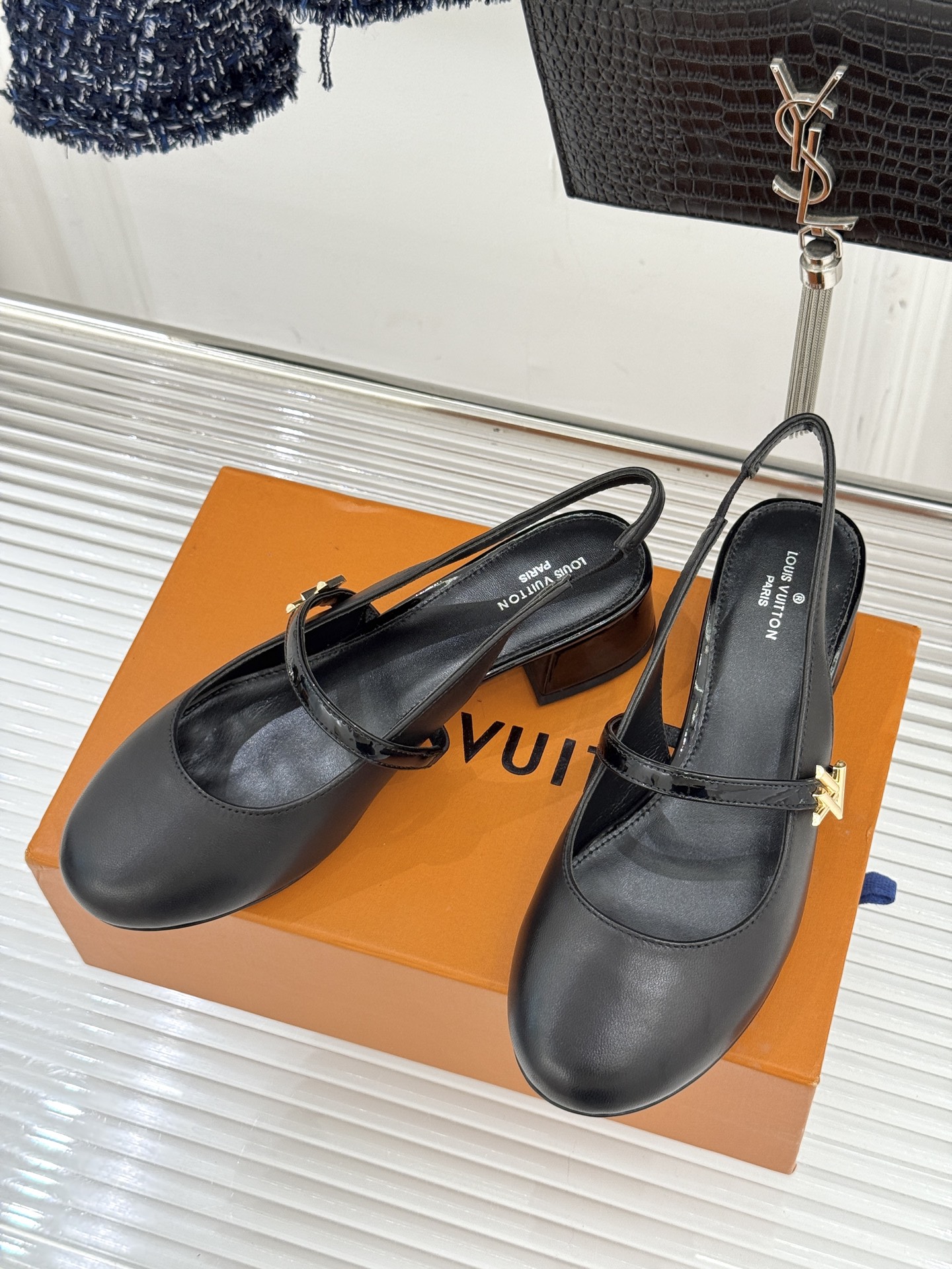 L*V驴牌经典粗跟玛丽珍鞋第一眼看上就被种草了满满的法式复古风上脚也很时髦 而且百搭日常通勤 休闲聚会场