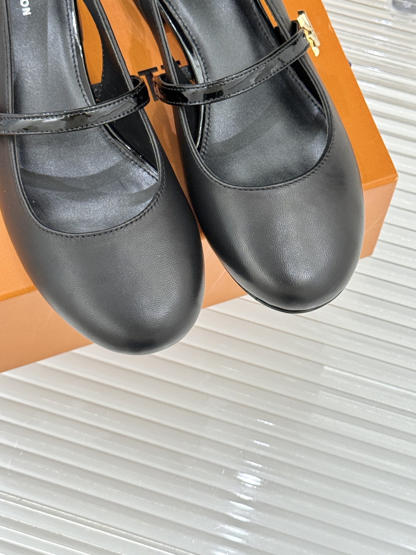 L*V驴牌经典粗跟玛丽珍鞋第一眼看上就被种草了满满的法式复古风上脚也很时髦 而且百搭日常通勤 休闲聚会场