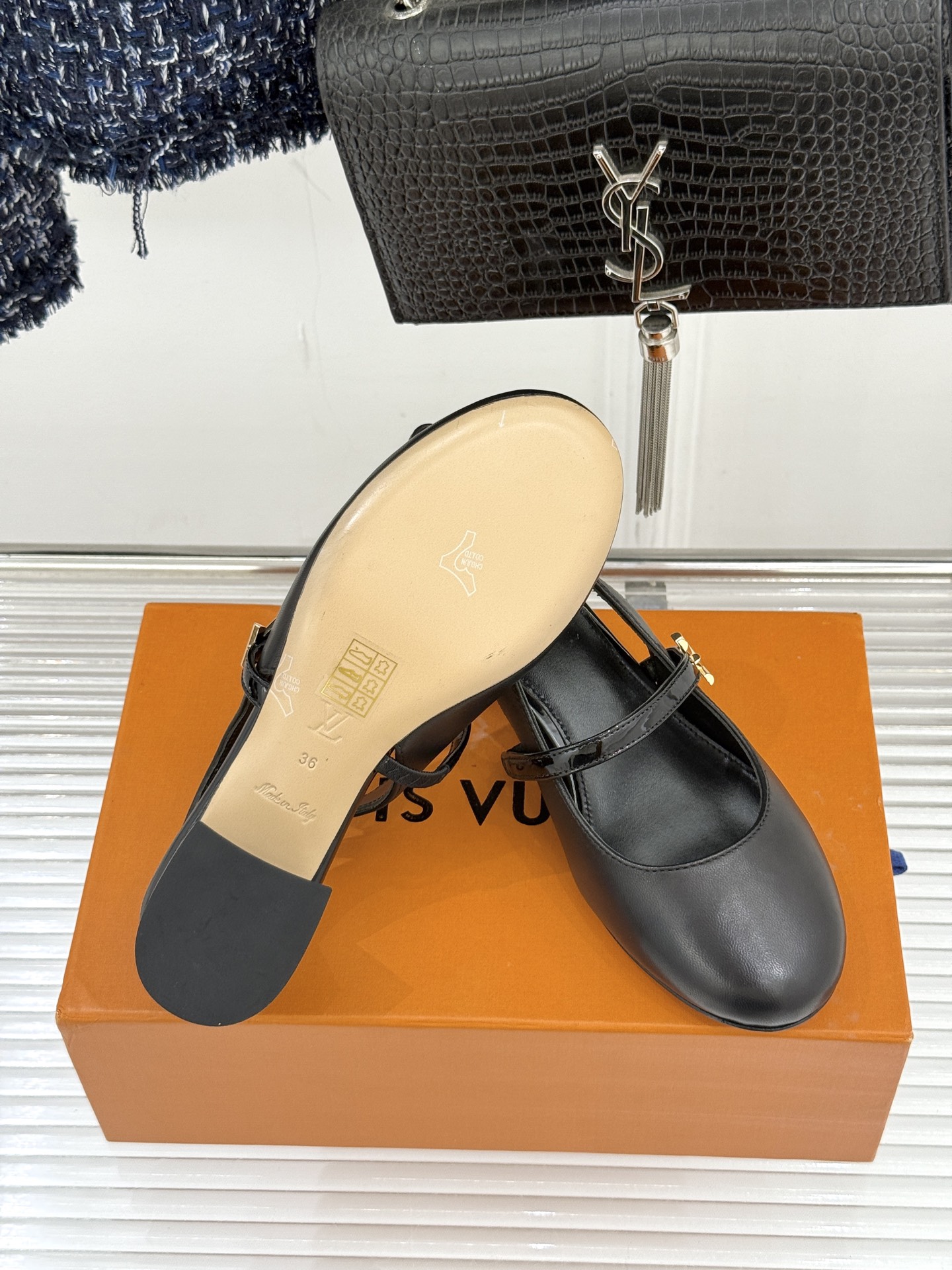 L*V驴牌经典粗跟玛丽珍鞋第一眼看上就被种草了满满的法式复古风上脚也很时髦 而且百搭日常通勤 休闲聚会场