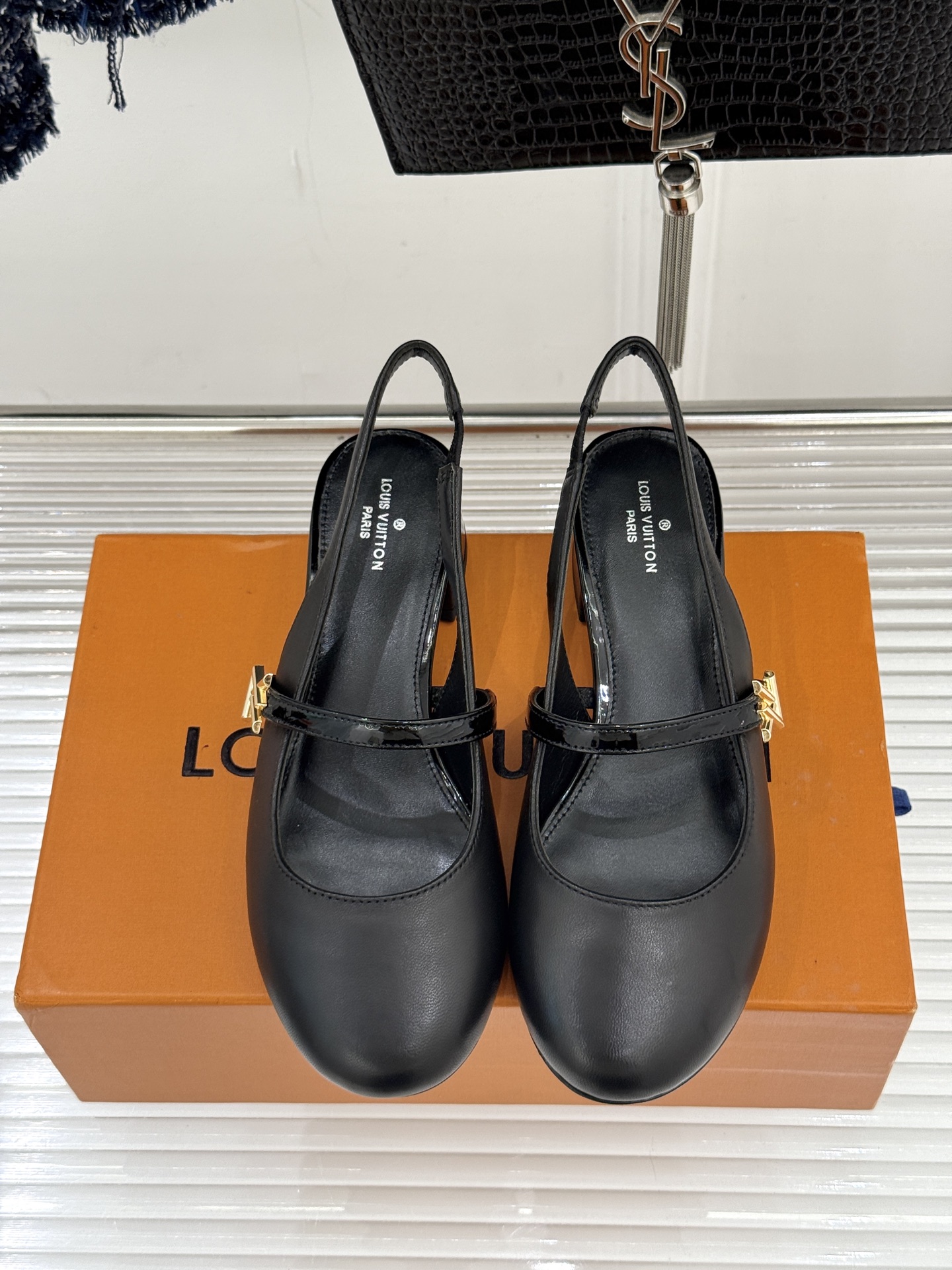 L*V驴牌经典粗跟玛丽珍鞋第一眼看上就被种草了满满的法式复古风上脚也很时髦 而且百搭日常通勤 休闲聚会场