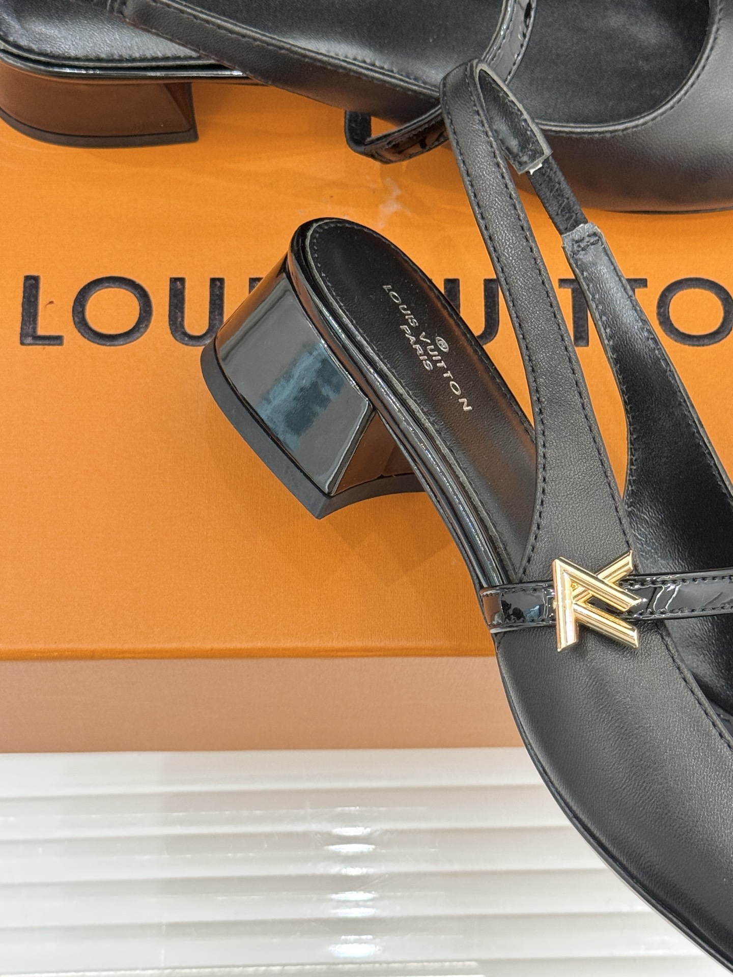 L*V驴牌经典粗跟玛丽珍鞋第一眼看上就被种草了满满的法式复古风上脚也很时髦 而且百搭日常通勤 休闲聚会场