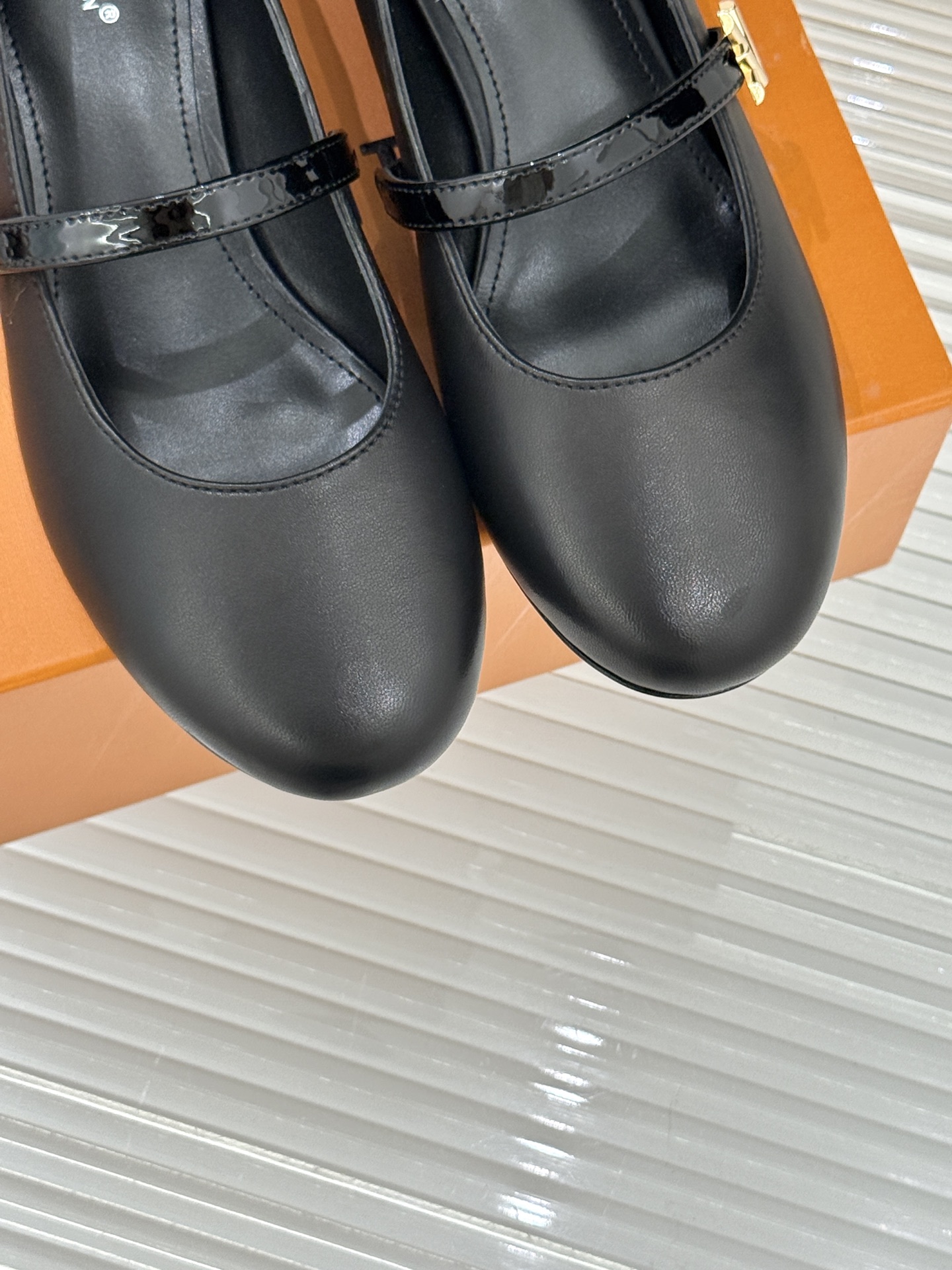 L*V驴牌经典粗跟玛丽珍鞋第一眼看上就被种草了满满的法式复古风上脚也很时髦 而且百搭日常通勤 休闲聚会场