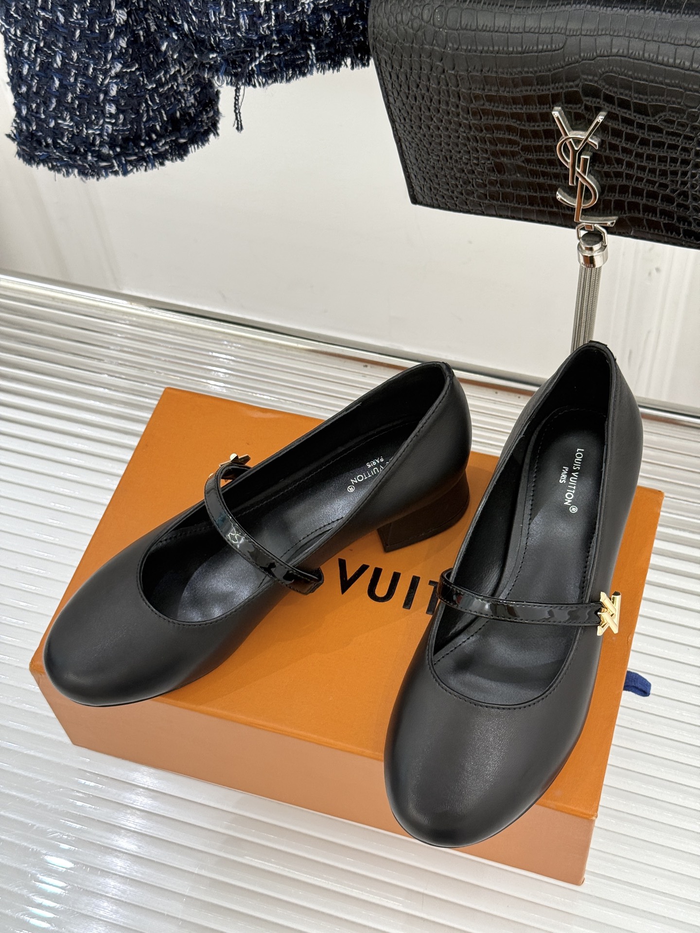 L*V驴牌经典粗跟玛丽珍鞋第一眼看上就被种草了满满的法式复古风上脚也很时髦 而且百搭日常通勤 休闲聚会场