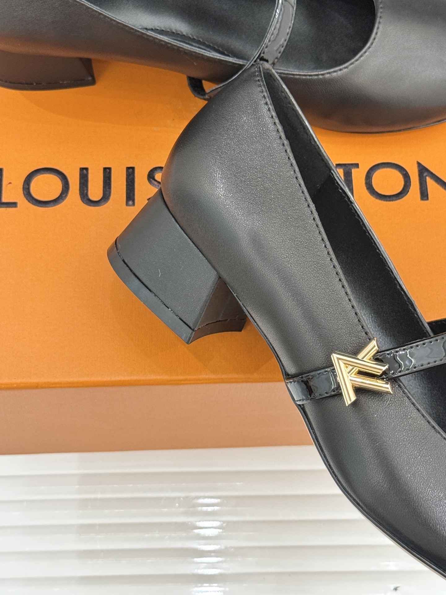 L*V驴牌经典粗跟玛丽珍鞋第一眼看上就被种草了满满的法式复古风上脚也很时髦 而且百搭日常通勤 休闲聚会场